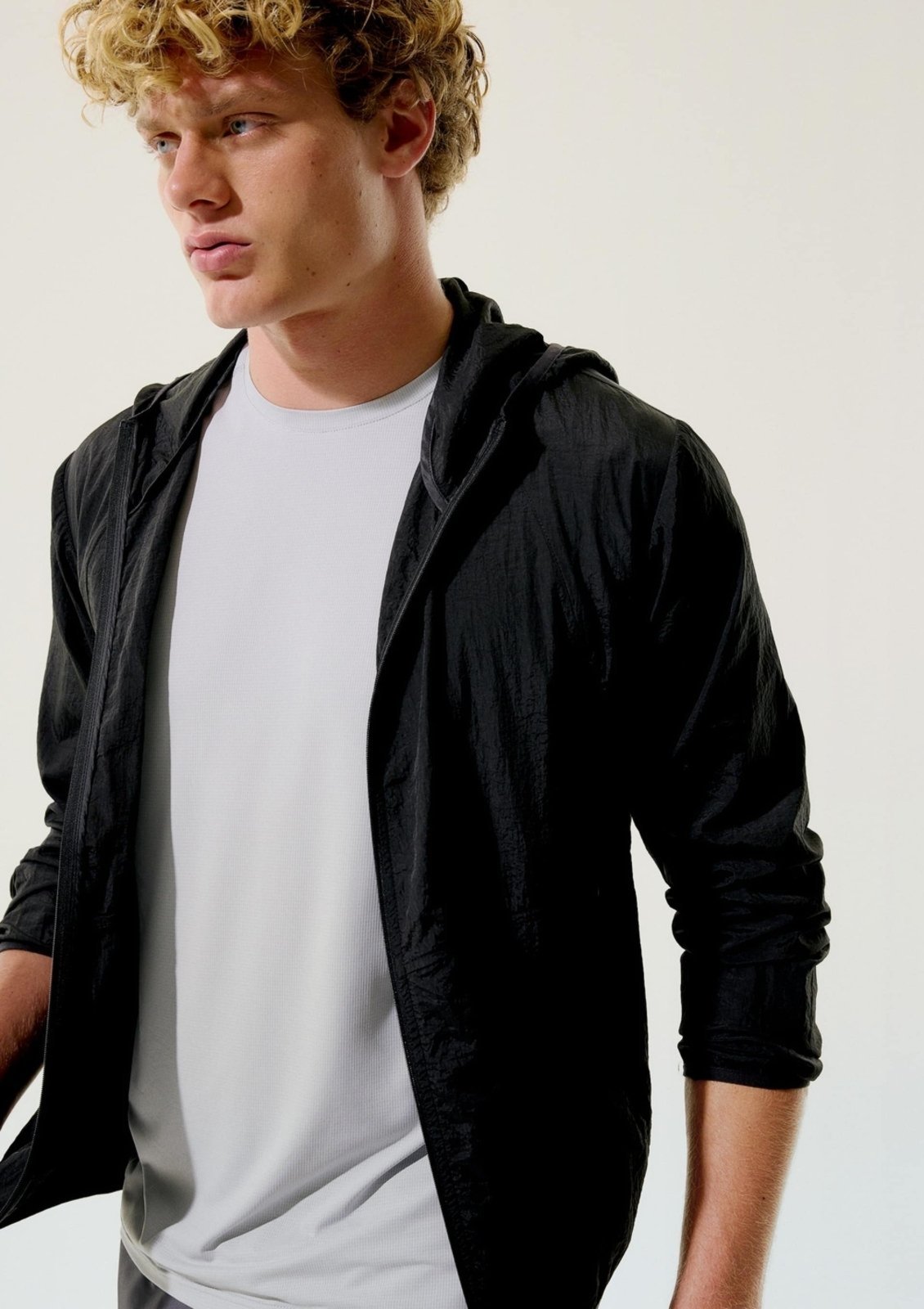 Jaqueta Esportiva Masculina Corta Vento Com Capuz Hering
