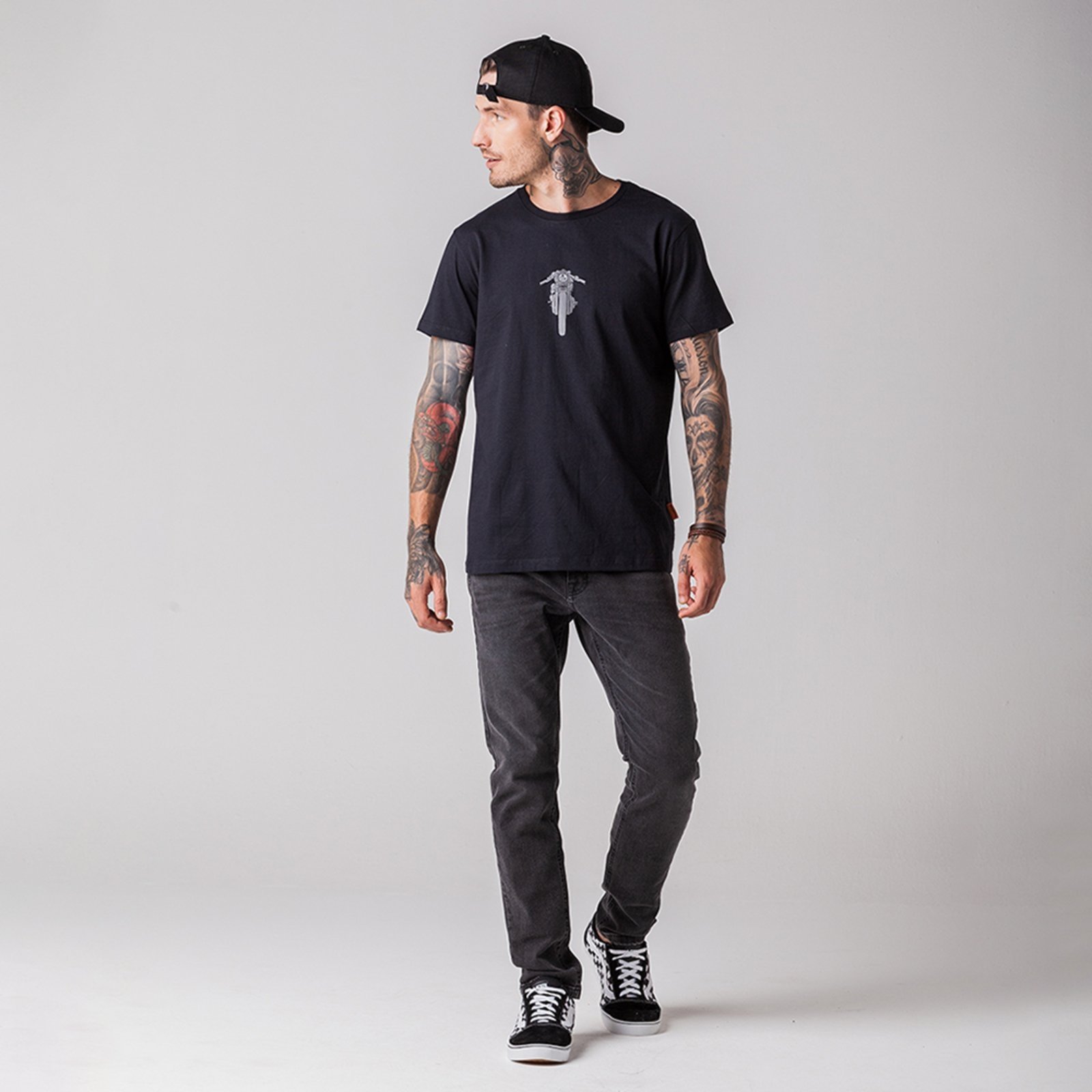 Camiseta Masculina Preta Estampa Rock e Soda Preto