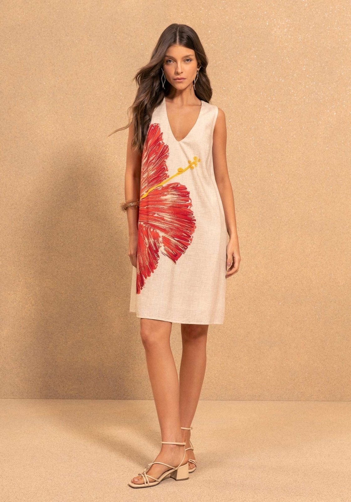 Vestido Curto Estampado Com Decote Em V E Recorte Nas Costas