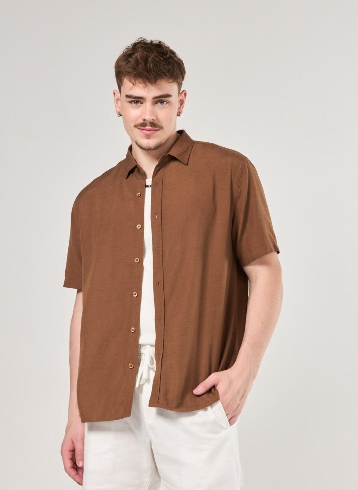 Vista 2 Camisa Comfort Linho Youcom marrom Youcom marrom