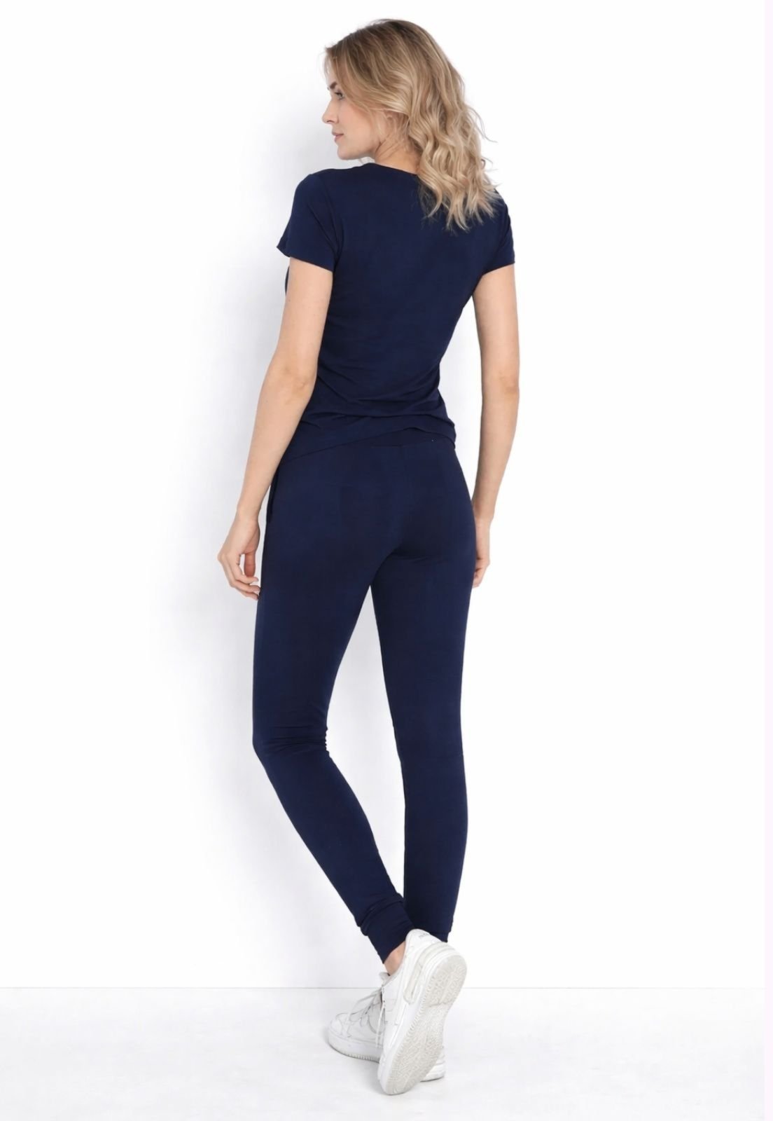 Vista 3 Conjunto Viscolycra Maria Paes Calça e Blusa Marinho com Viés vermelho Maria Paes vermelho