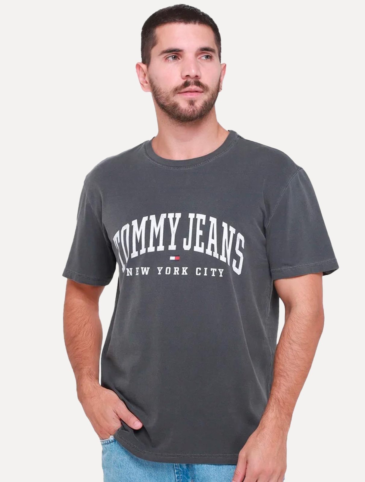 Vista 2 Camiseta Tommy Jeans Masculina Regular Logo Varsity Washed preto Tommy Jeans preto