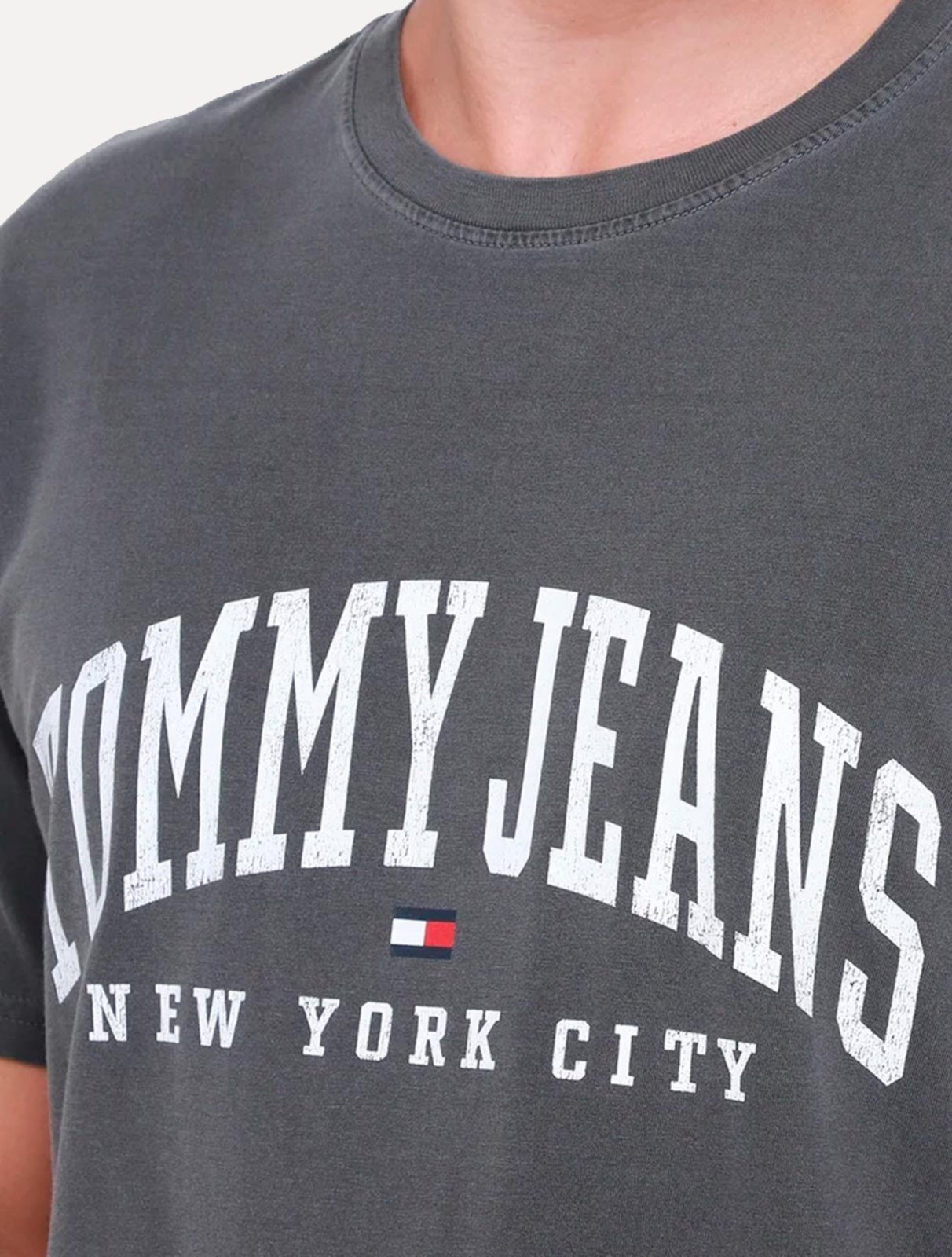 Vista 3 Camiseta Tommy Jeans Masculina Regular Logo Varsity Washed preto Tommy Jeans preto