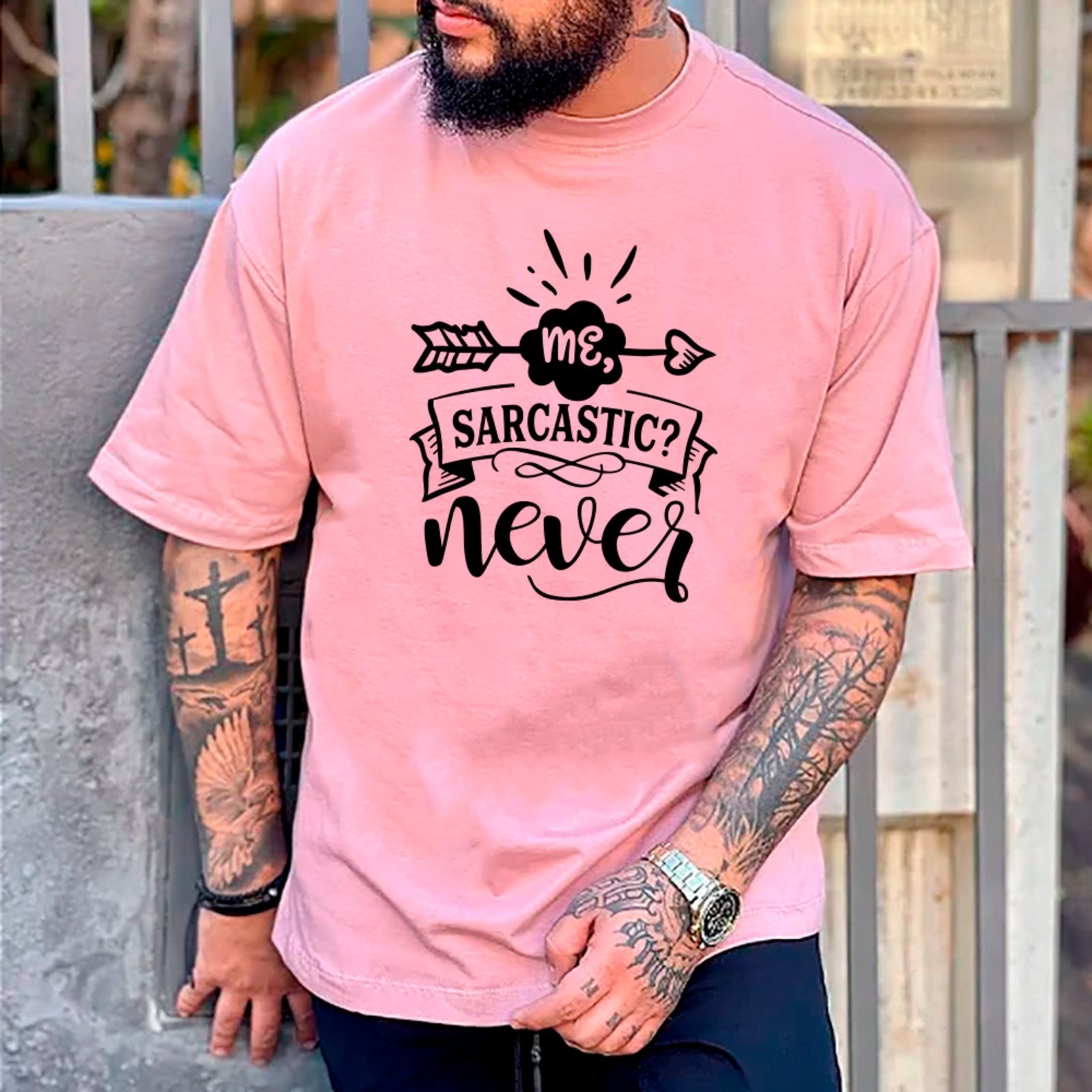 Vista 2 Camiseta Ousy Básica Frase Engraçada Me Sarcastic Never Unissex preto ousy preto