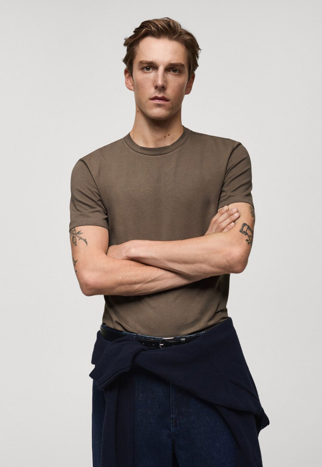 Camiseta Mango Slim Lisa Marrom