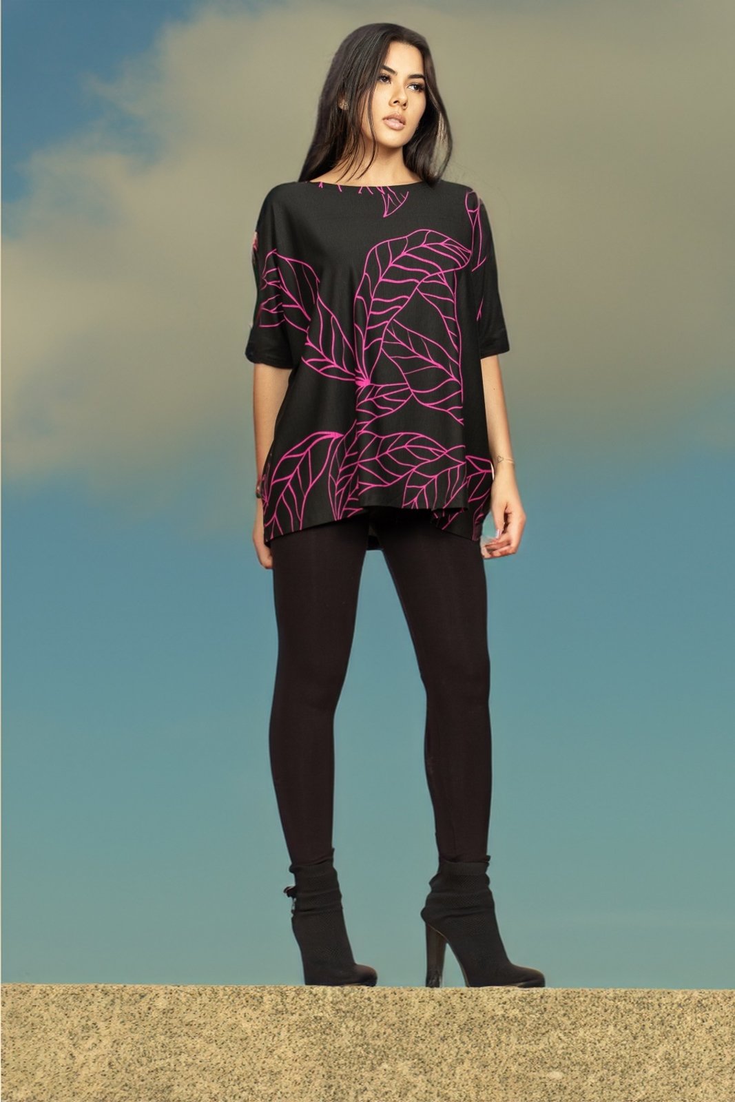 Blusa Ampla Malha Morcego Manga Curta Estampa Antúrios Lilás