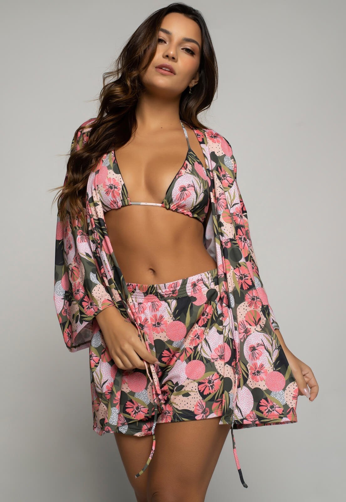 Vista 2 Combo Vicbela Biquini Cortininha Calcinha Comum + Short Curto Feminino + Saída de Praia Kimono Manga Longa Proteção UV 50+ Moda Praia Feminina estampado/rosa Vicbela estampado/rosa