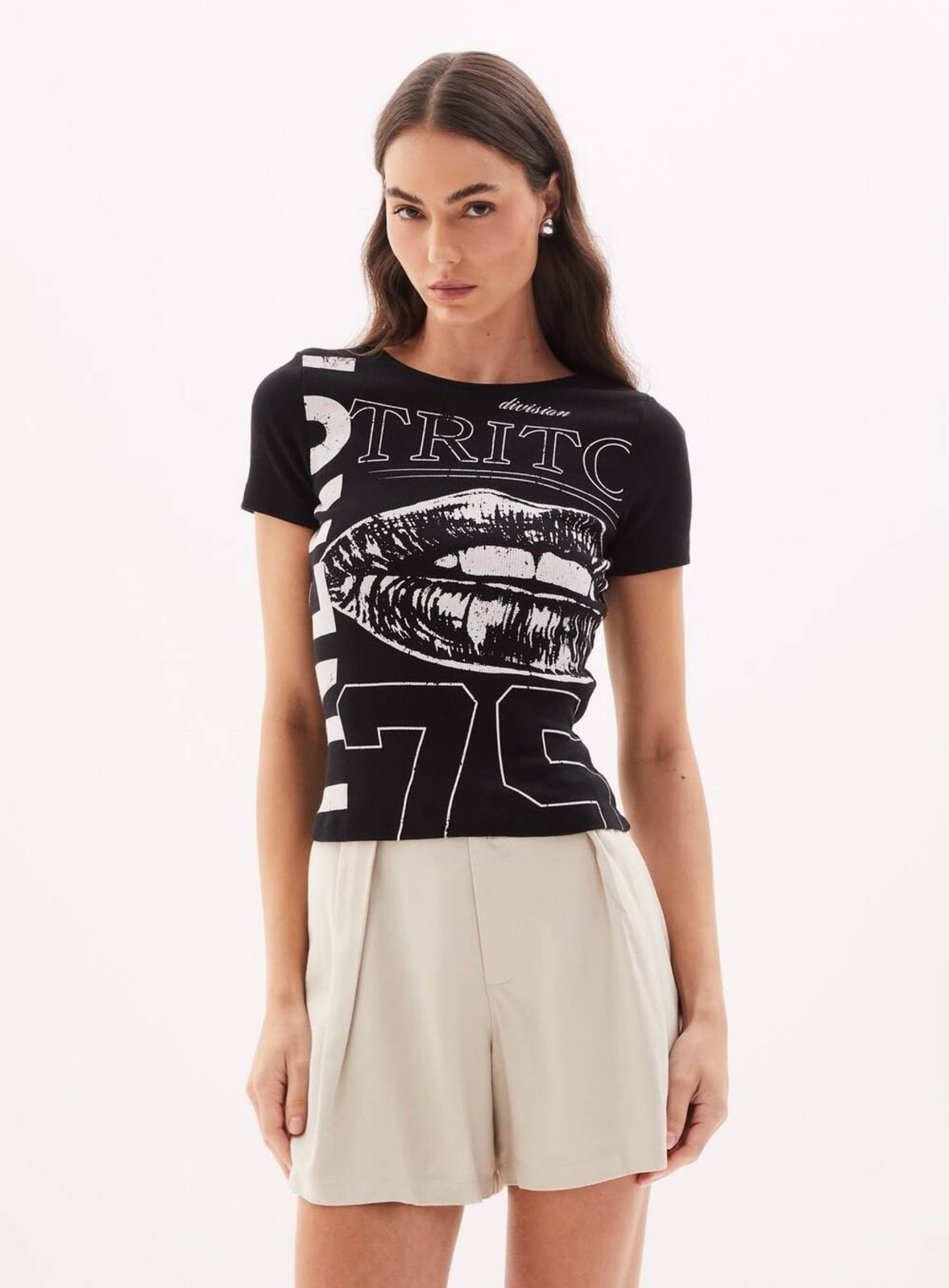Blusa Feminina Canelada com Estampa Frontal Triton Preto