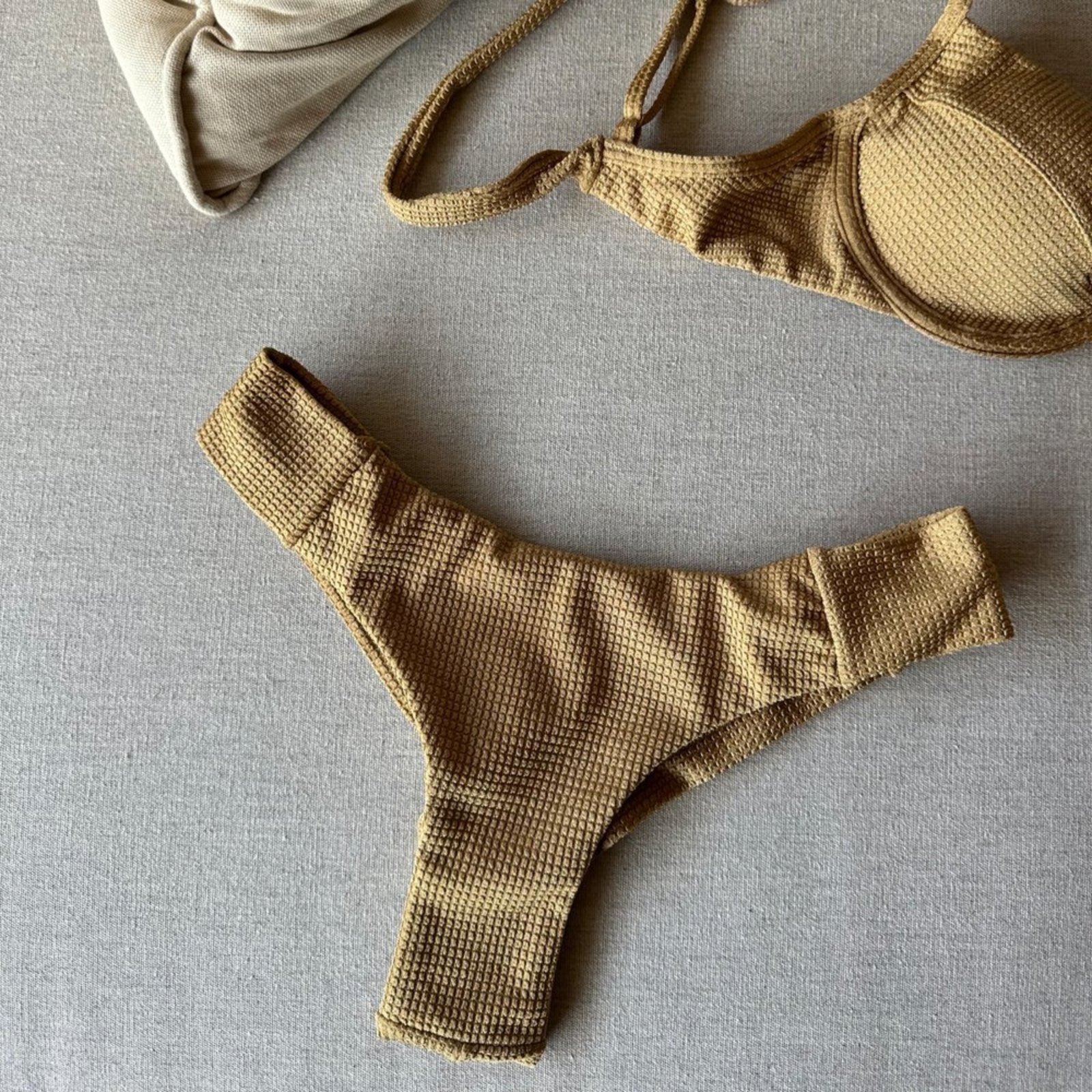 Calcinha Biquíni Avulsa Phoenix Fio Duplo Lateral Plissada Textura Dourado Trituê