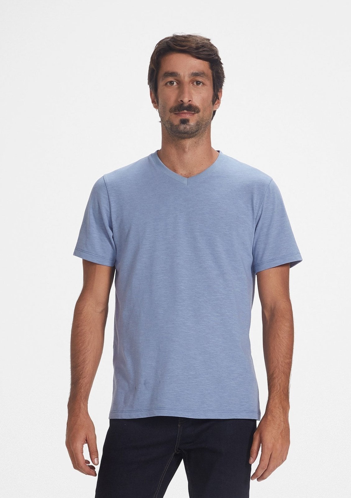Camiseta Básica Masculina Slim Gola V Em Malha Flamê