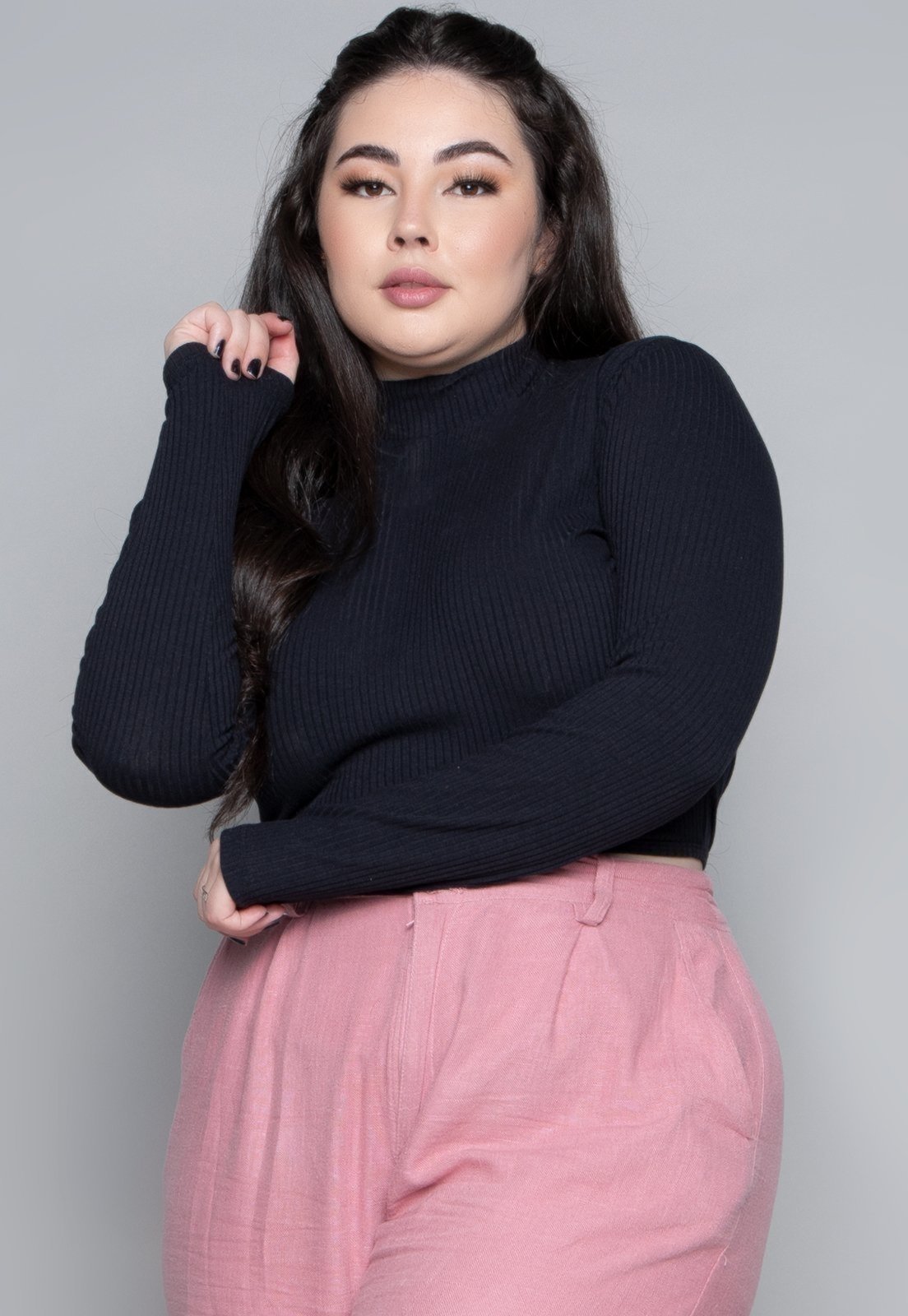 Cropped Canelado Vekyo Gola Alta e Manga Longa Costa Nua Preto