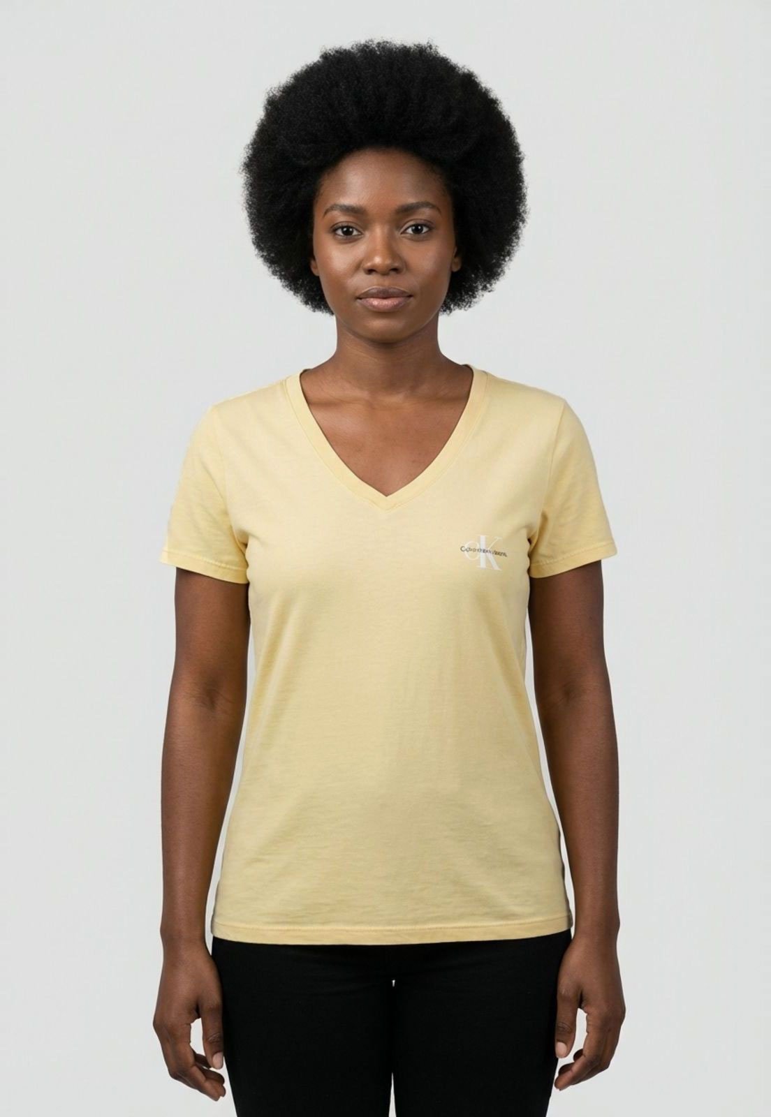 Vista 2 Camiseta Feminina Calvin Klein Jeans Decote V Reissue Amarela amarelo Calvin Klein Jeans amarelo