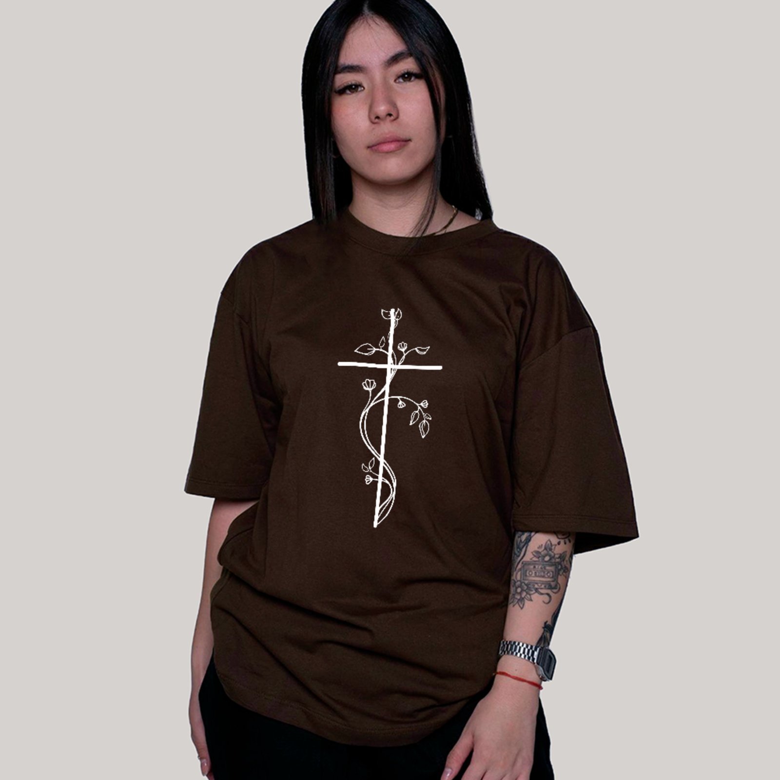 Camiseta Ousy Cristã Oversized Cruz e Ramos Unissex Marrom