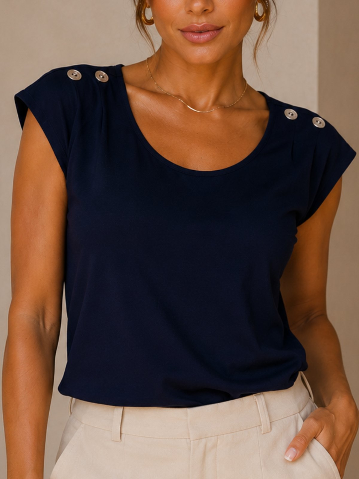 Blusa Feminina Azul Marinho com Botões nos Ombros Manga Curta Elegante Confortável e Versátil