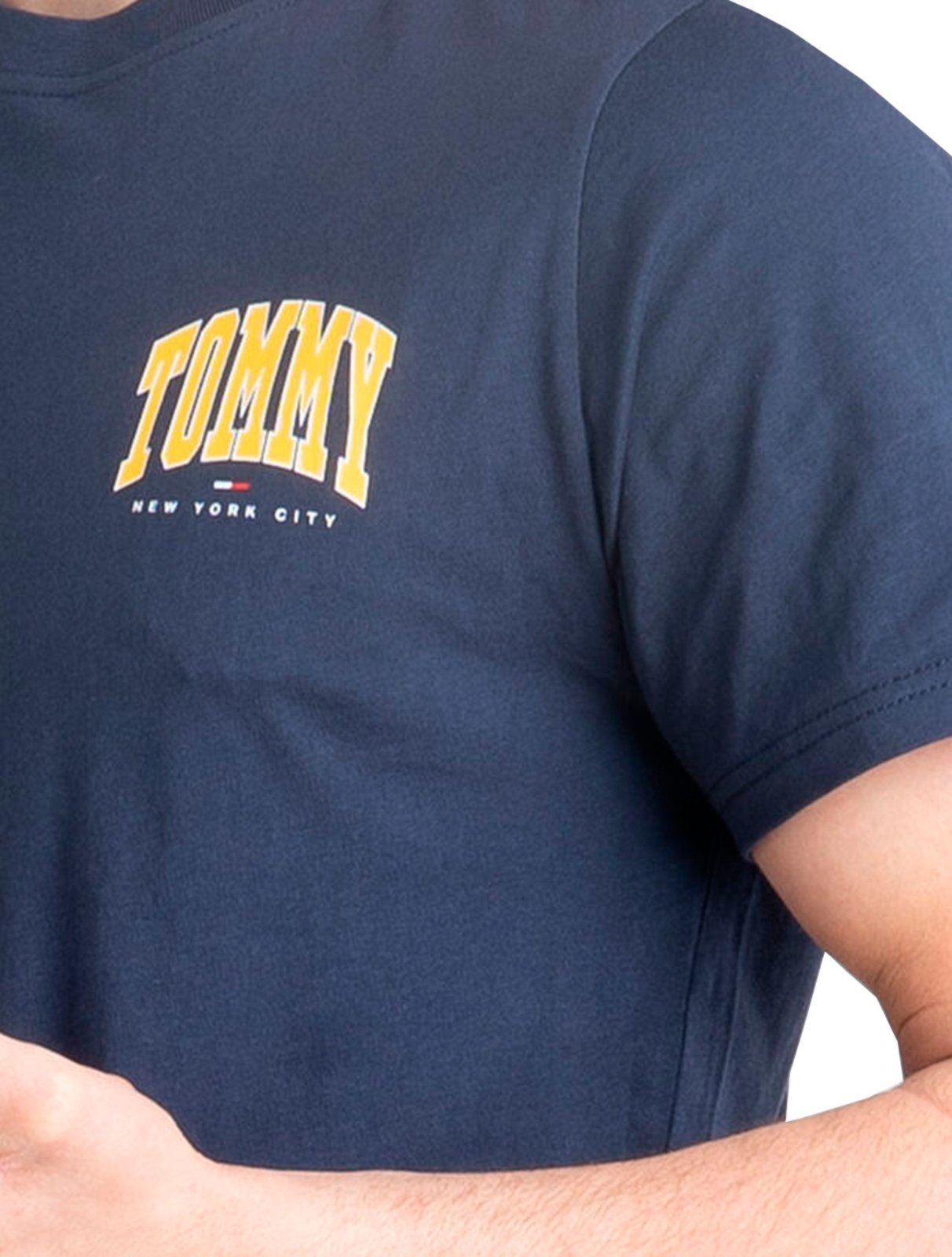 Vista 3 Camiseta Tommy Jeans Masculina Chest College Graphic azul marinho Tommy Jeans azul marinho