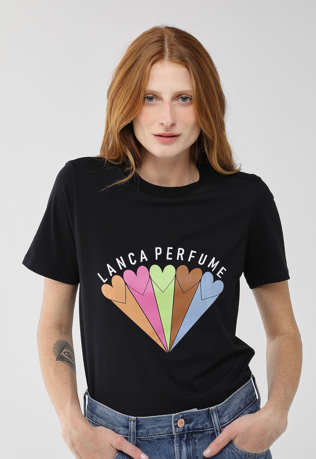 Vista 2 Camiseta Feminina Lança Perfume Estampada Corações Preta preto Lança Perfume preto