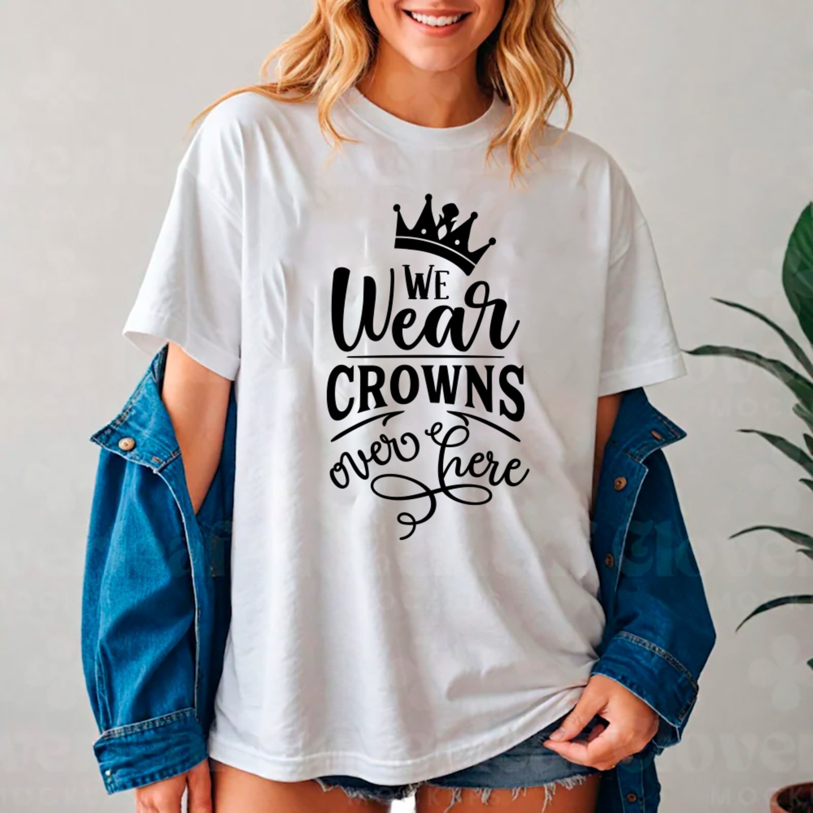 Vista 2 Camiseta Ousy Oversized We Wear Crowns Humor Unissex preto ousy preto