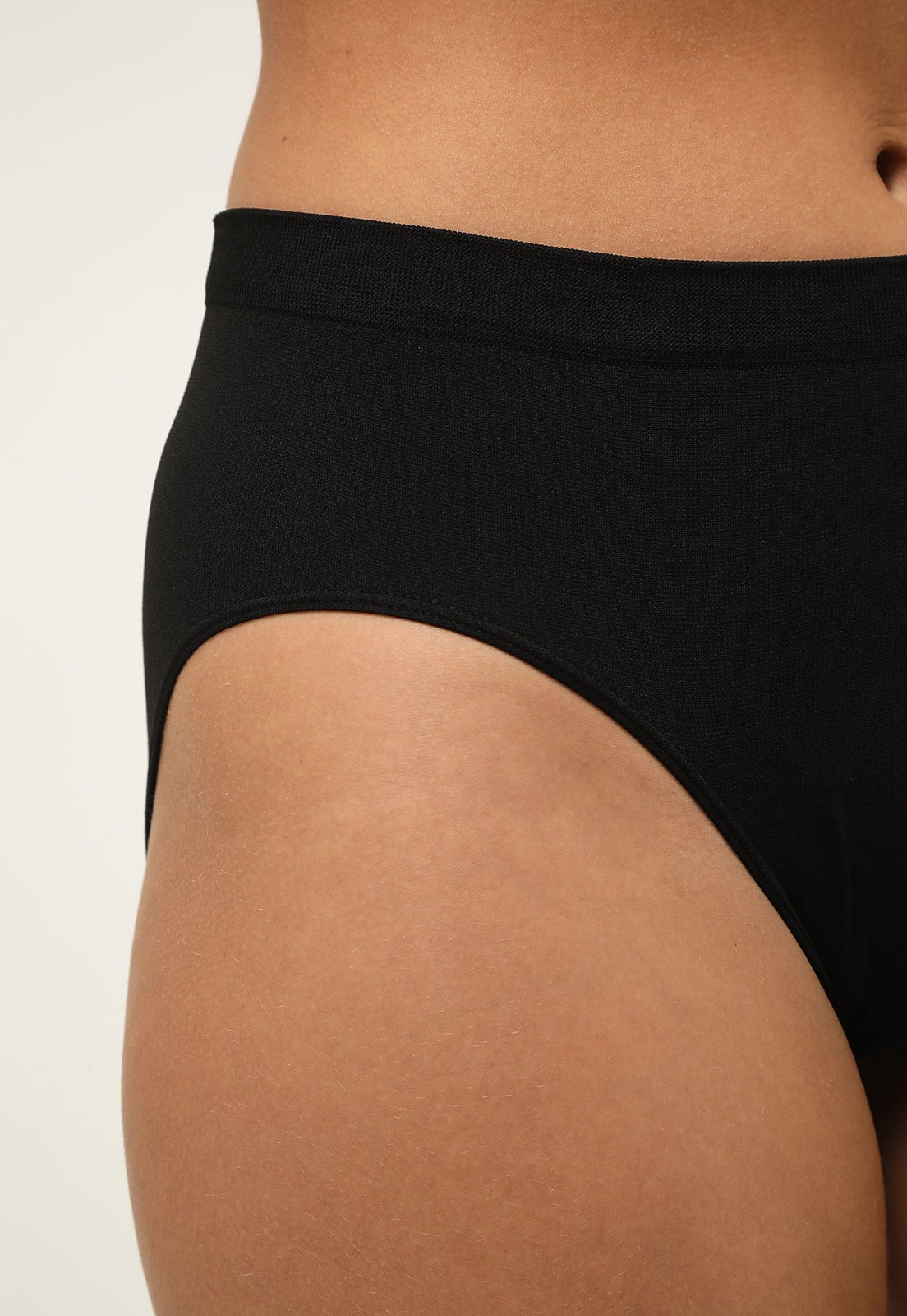 Vista 3 Kit 2pçs Calcinha Trifil Hot Pant Sem Costura Preta e Branca preto TRIFIL preto