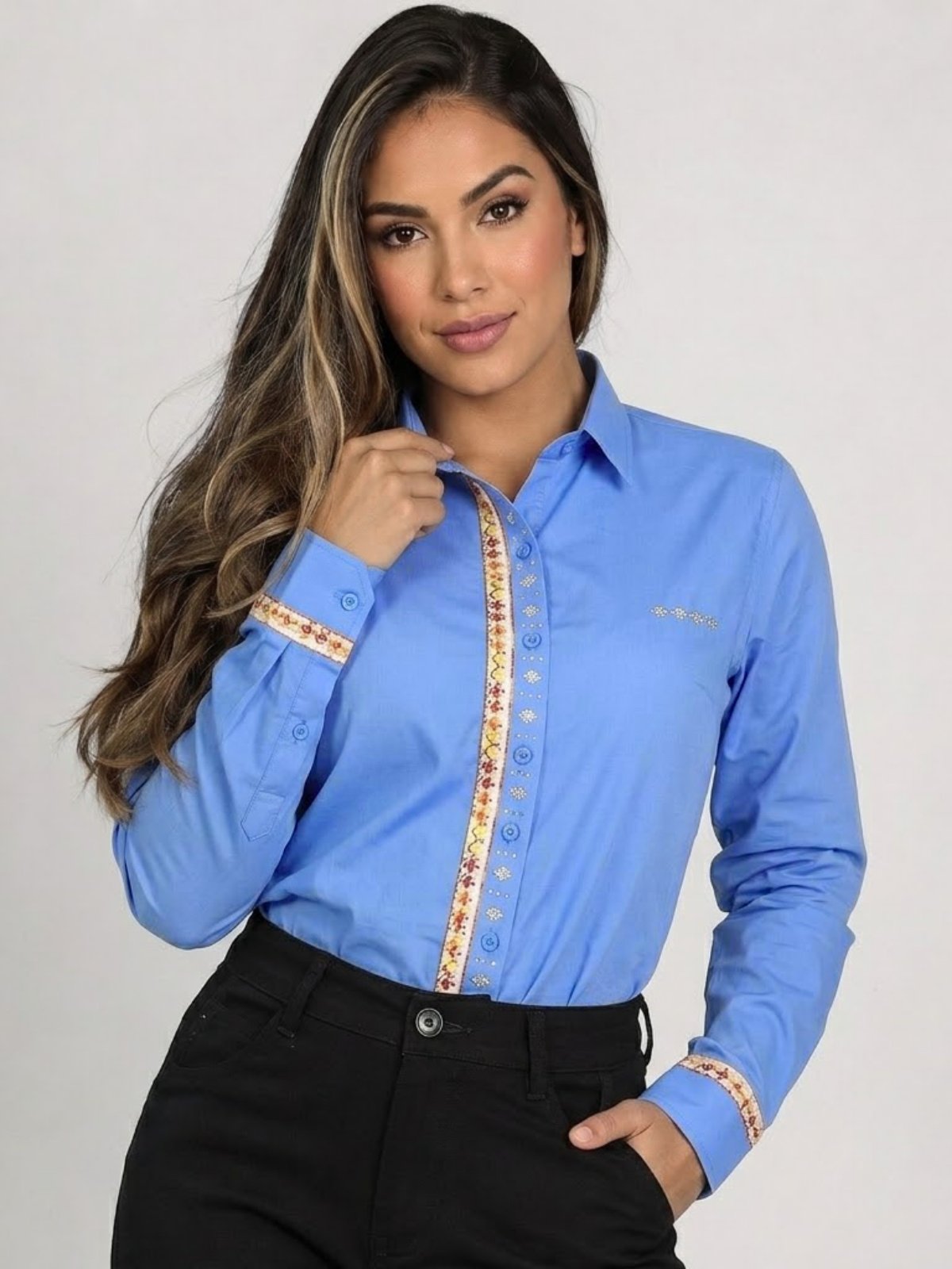 Camisa Social Azul Motorista Feminina com Bordado Inglês Vermelho Multicor com Fileira de Strass | Blusa com Manga Longa