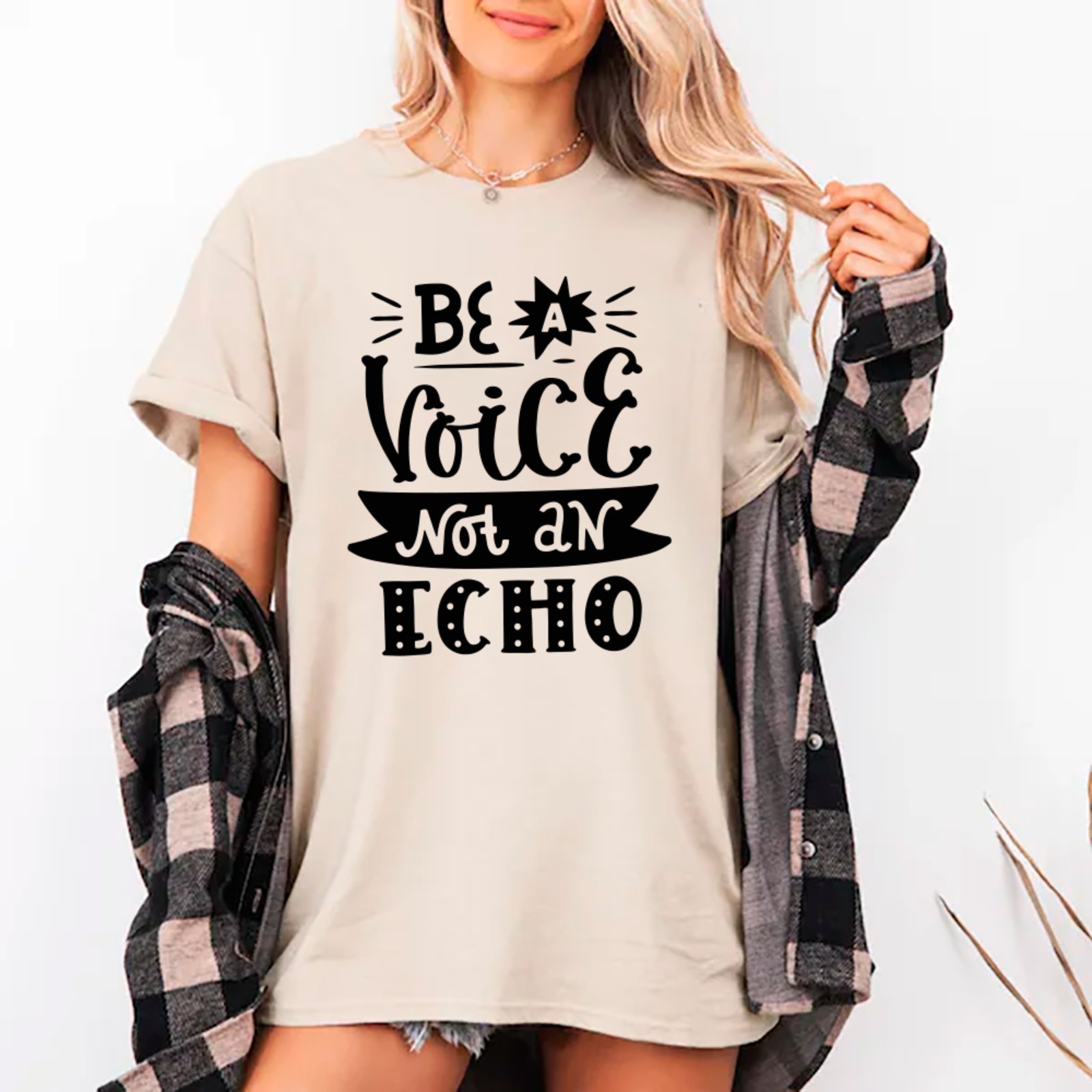 Camiseta Ousy Be a Voice Not an Echo Oversized Feminina Off White