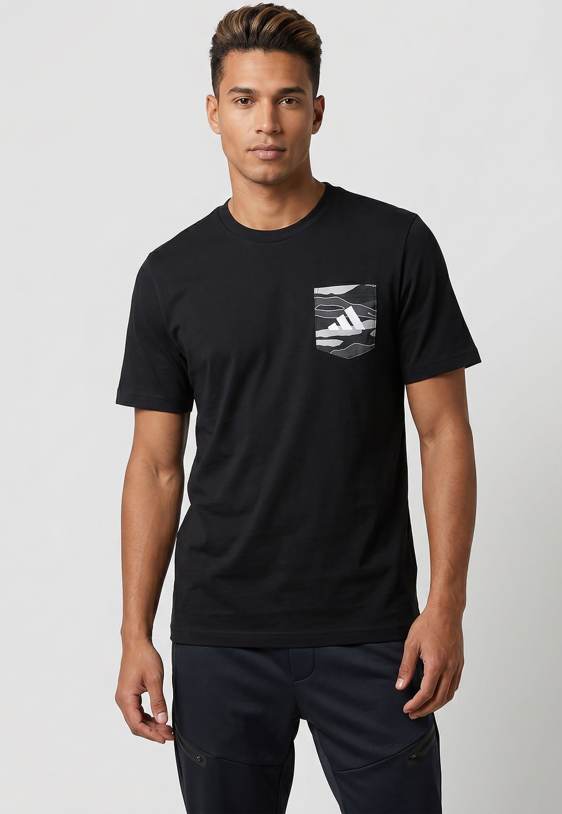 Camiseta Masculina adidas Sportswear Bolso Estampado Preta