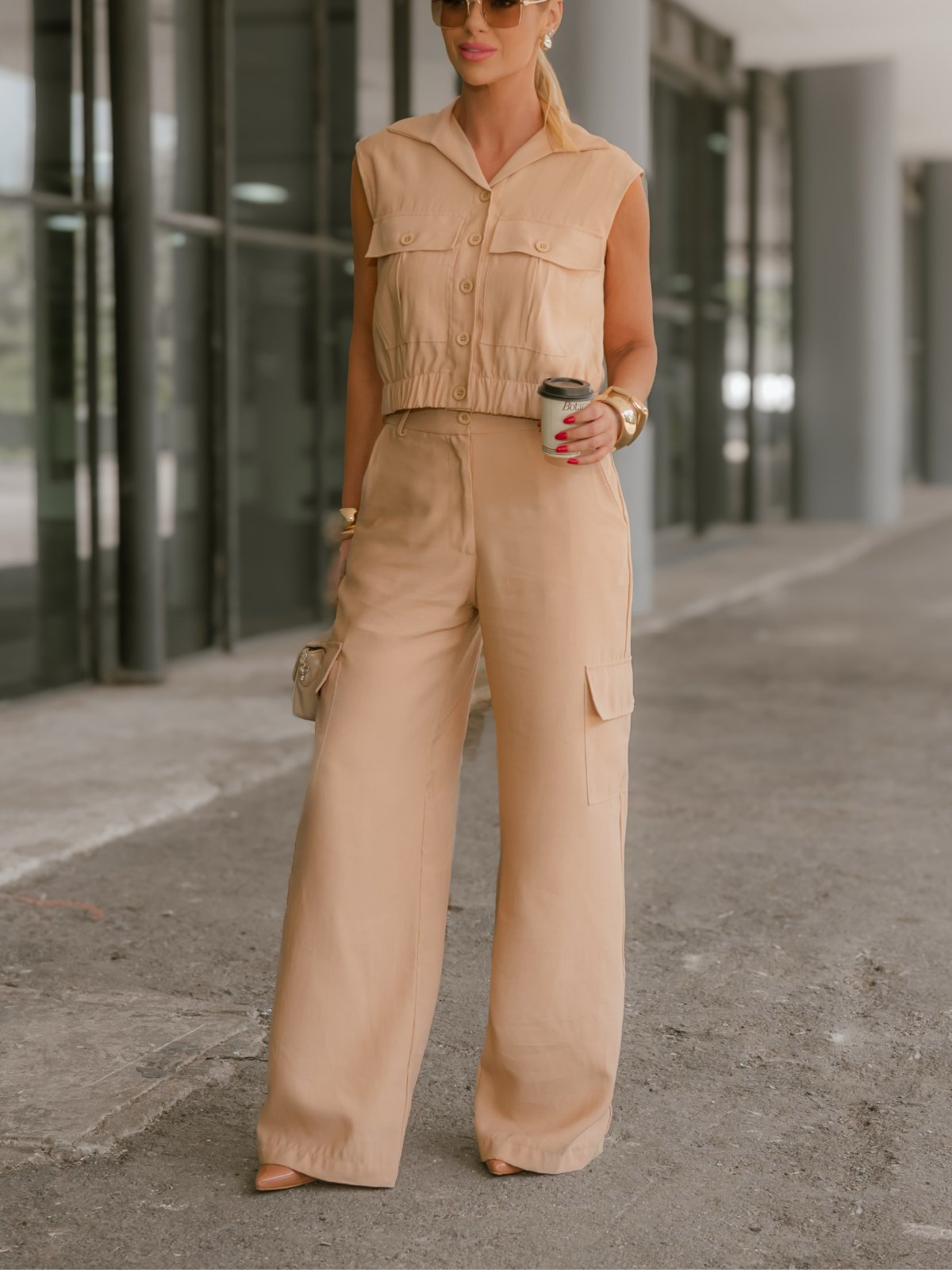 Conjunto Feminino Colete com Bolsos botões e Elástico e Calça Cargo Pantalona Alfaiataria Muy Linda Bege