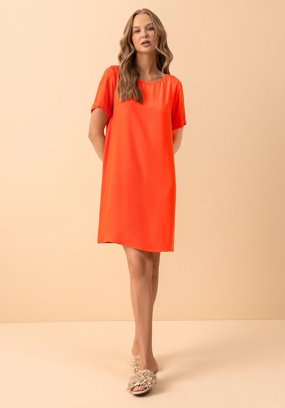 Vestido Curto Básico De Mangas Curtas Com Bordado Localizado