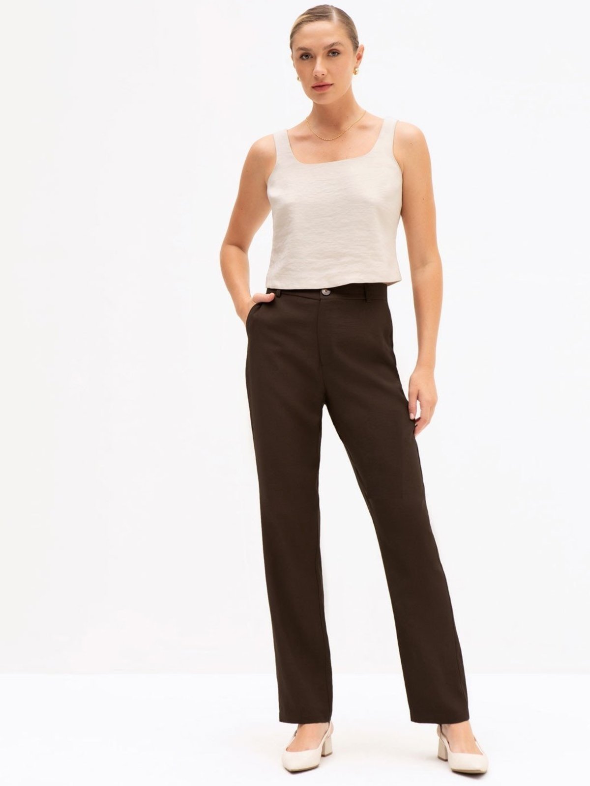 Calça Reta Regular de Alfaiataria em Viscose Fluid Marrom Gleiciana