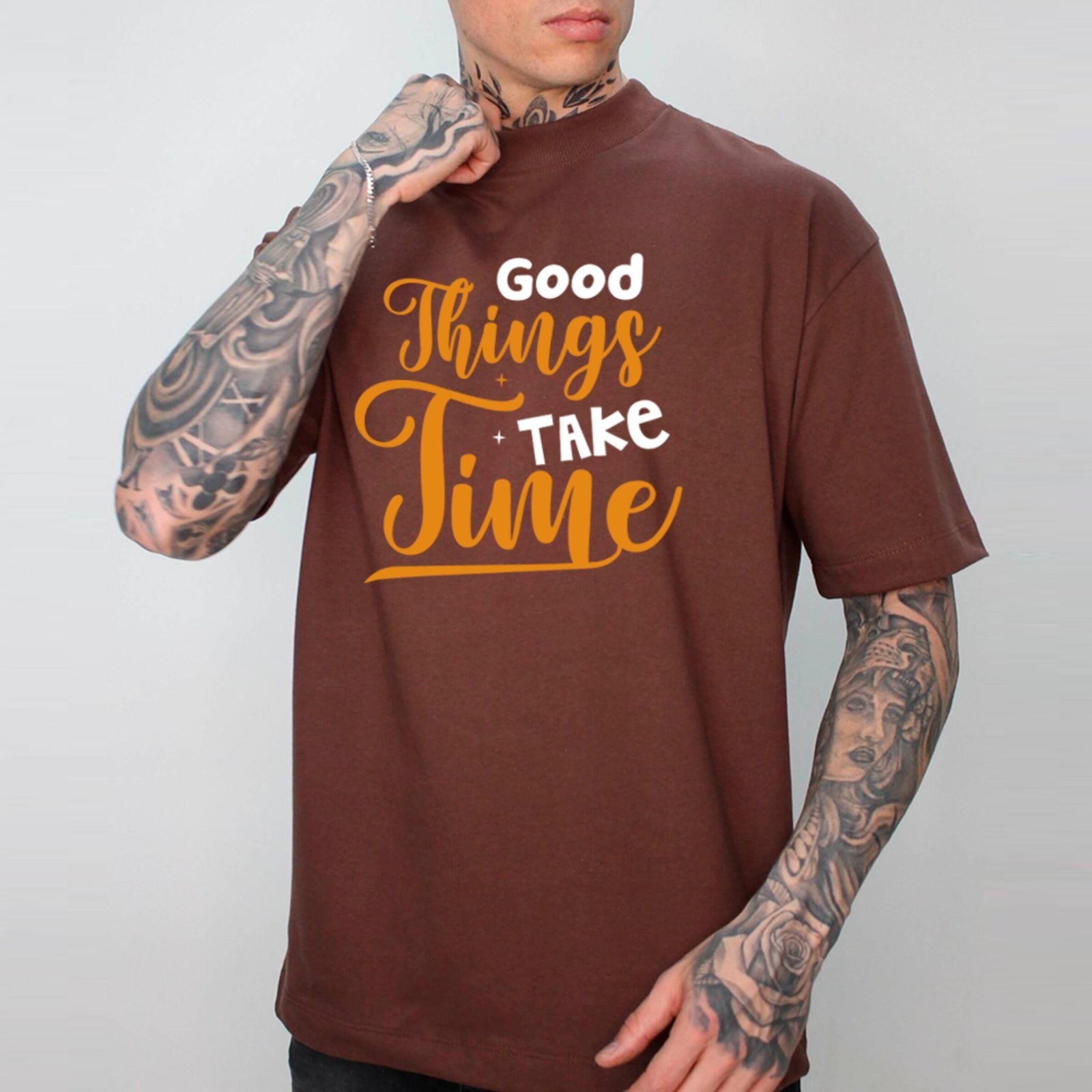 Camiseta Ousy Good Things Take Time Oversized Unissex Marrom