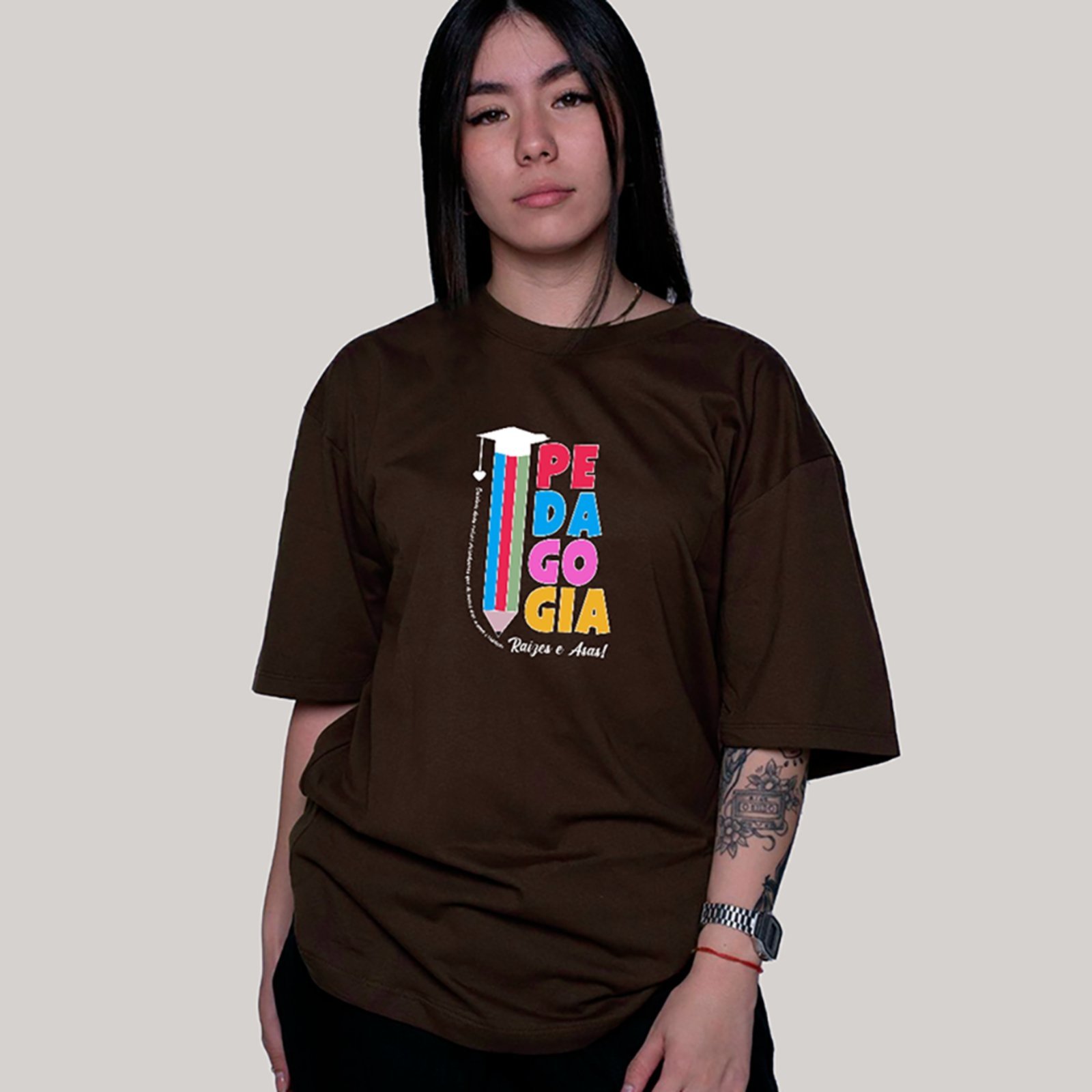 Vista 2 Camiseta Ousy Feminina Profissão Pedagogia Colorida Capelo Graduação Oversized branco branco