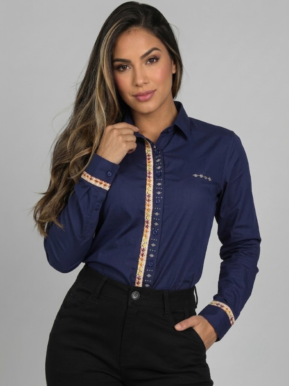 Camisa Social Azul Marinho Feminina com Bordado Inglês Vermelho Multicor com Fileira de Strass | Blusa com Manga Longa