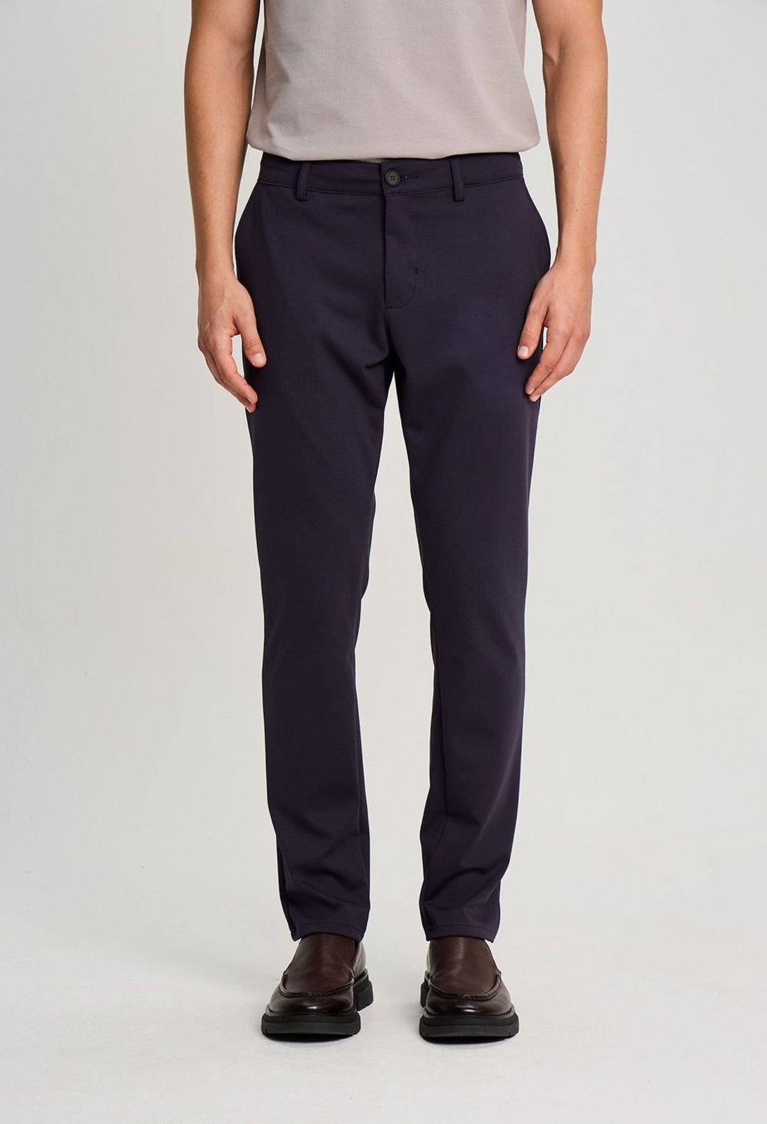 CALÇA SLIM EM MALHA ANTI-ODOR E ANTI-MANCHAS CALÇA SLIM EM MALHA ANTI-ODOR E ANTI-MANCHAS 007 MARINHO 40