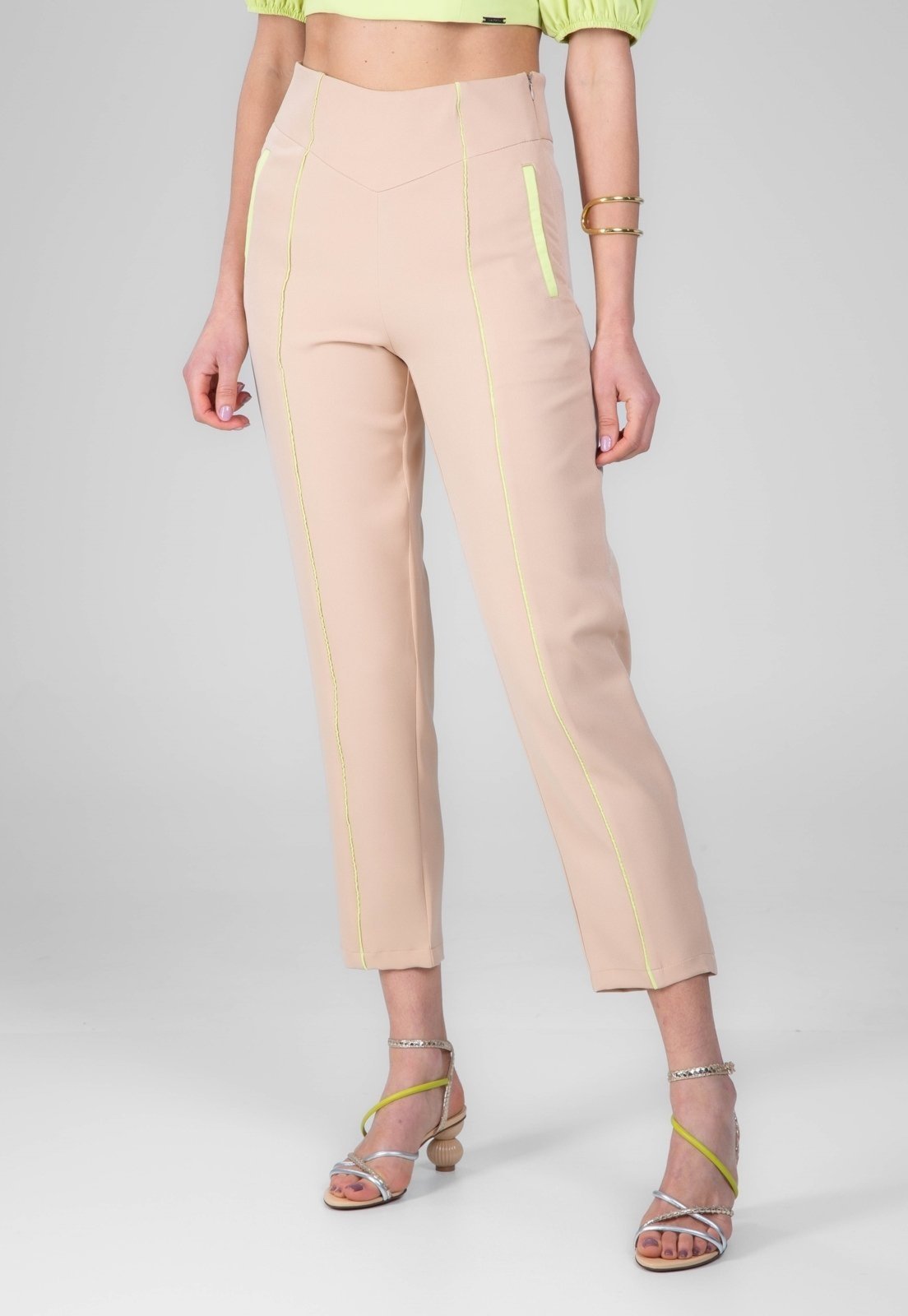 Calça Alfaiataria Traymon Com Detalhes Nude / Verde Lima