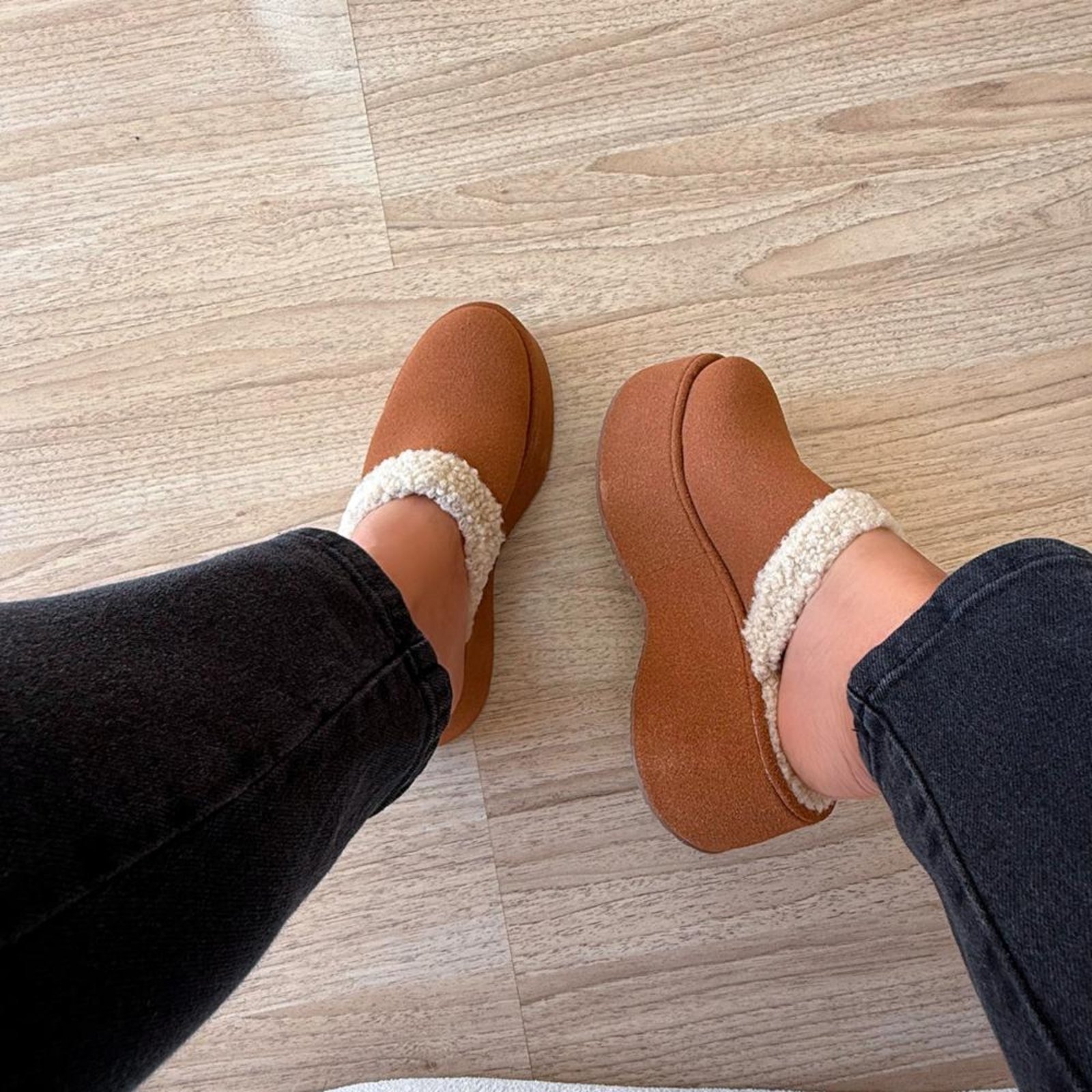 Vista 3 Tamanco Plataforma Diana Pelinhos Damannu Shoes caramelo Damannu Shoes caramelo