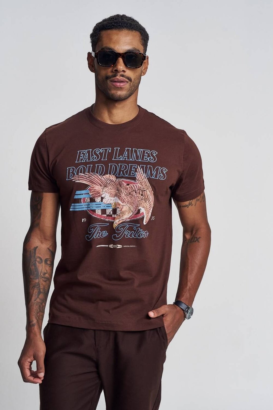 Camiseta Masculina com Estampa Frontal - New Triton Marrom Roccia
