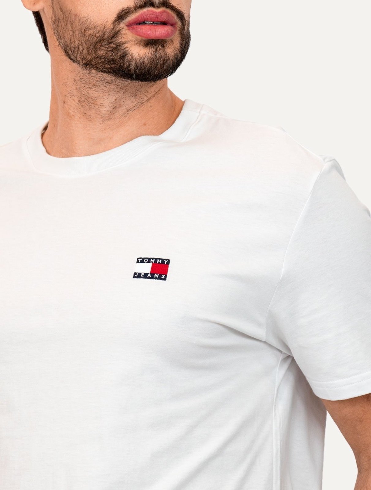 Vista 3 Camiseta Tommy Jeans Masculina Regular Med Flag Badge Branca branco Tommy Jeans branco