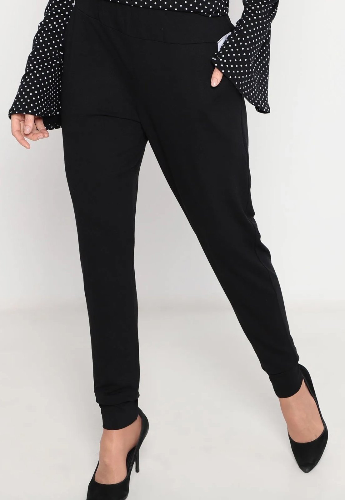 Vista 2 Calça Maria Paes Jogger Preta e Bolso Branco preto preto