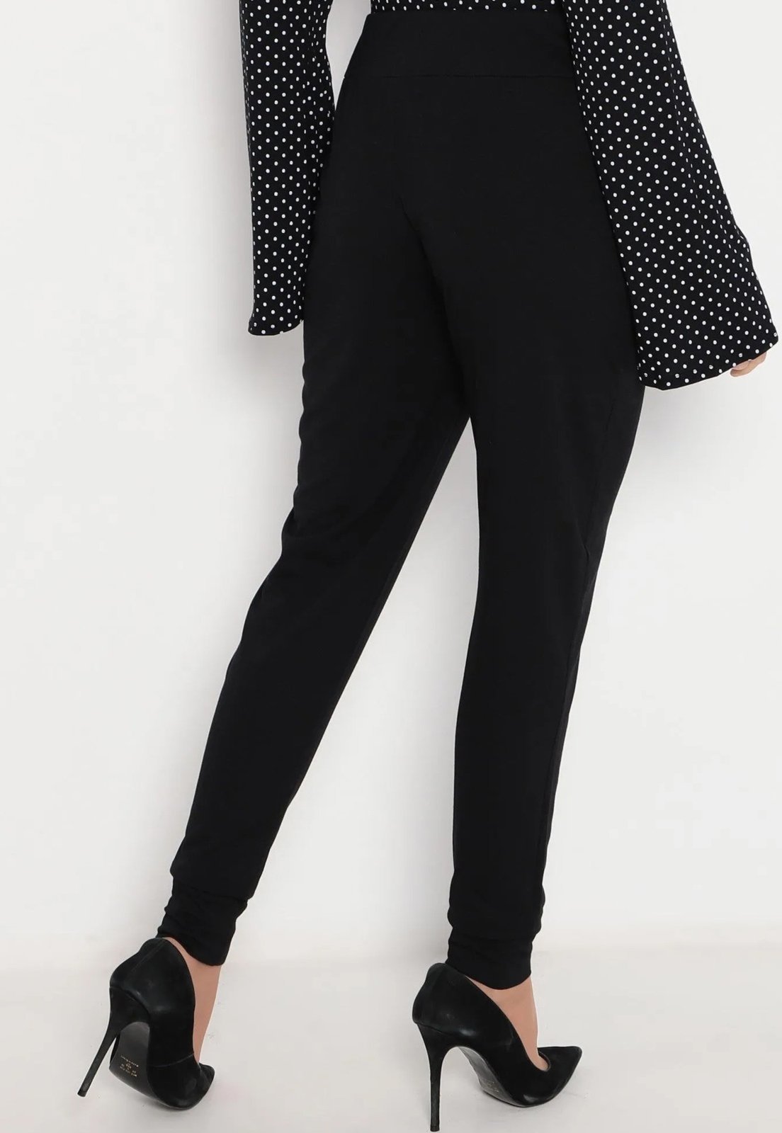 Vista 3 Calça Maria Paes Jogger Preta e Bolso Branco preto preto