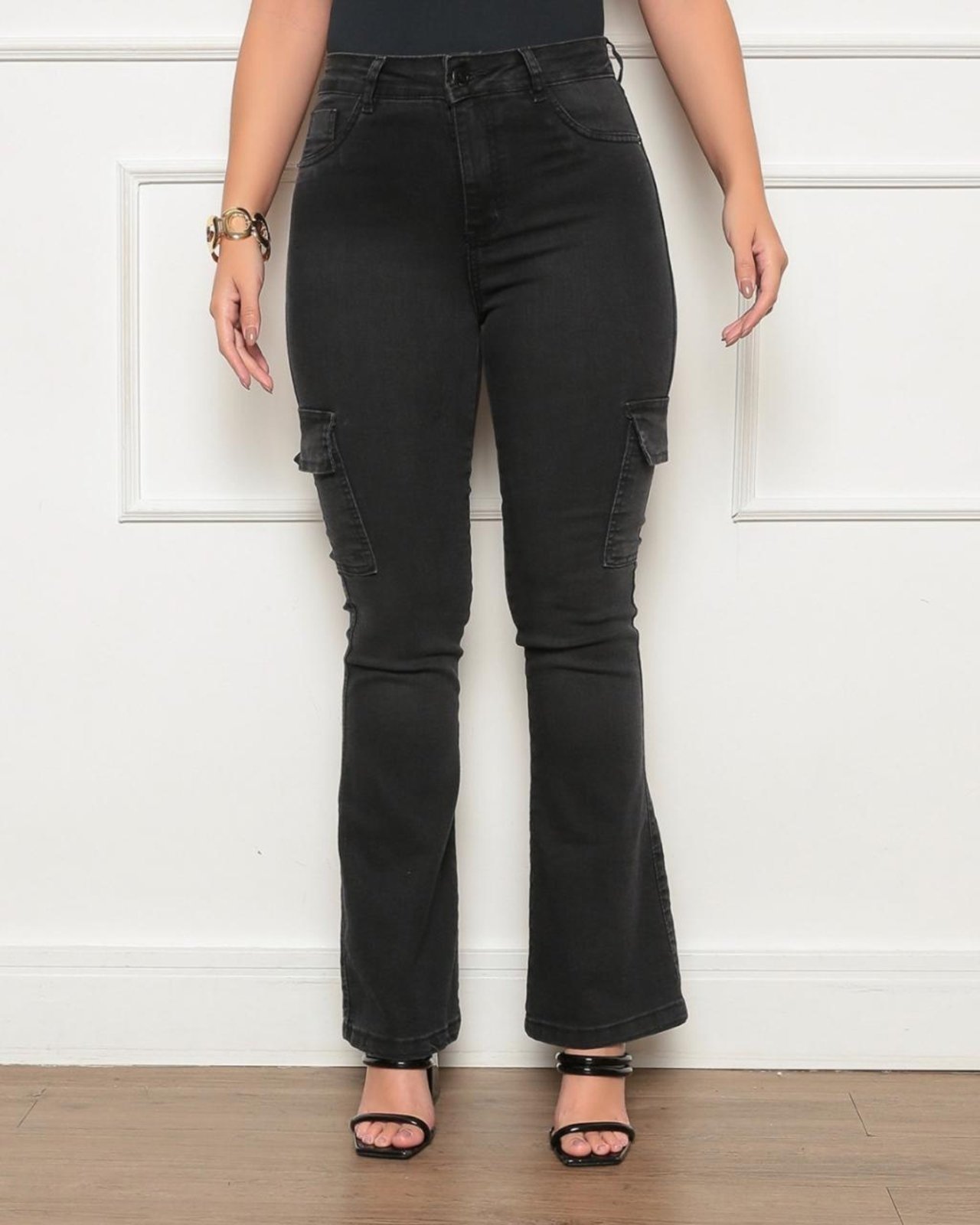 Calça Jeans Cargo Feminina com Corte Flare e Bolsos Funcionais Avec
