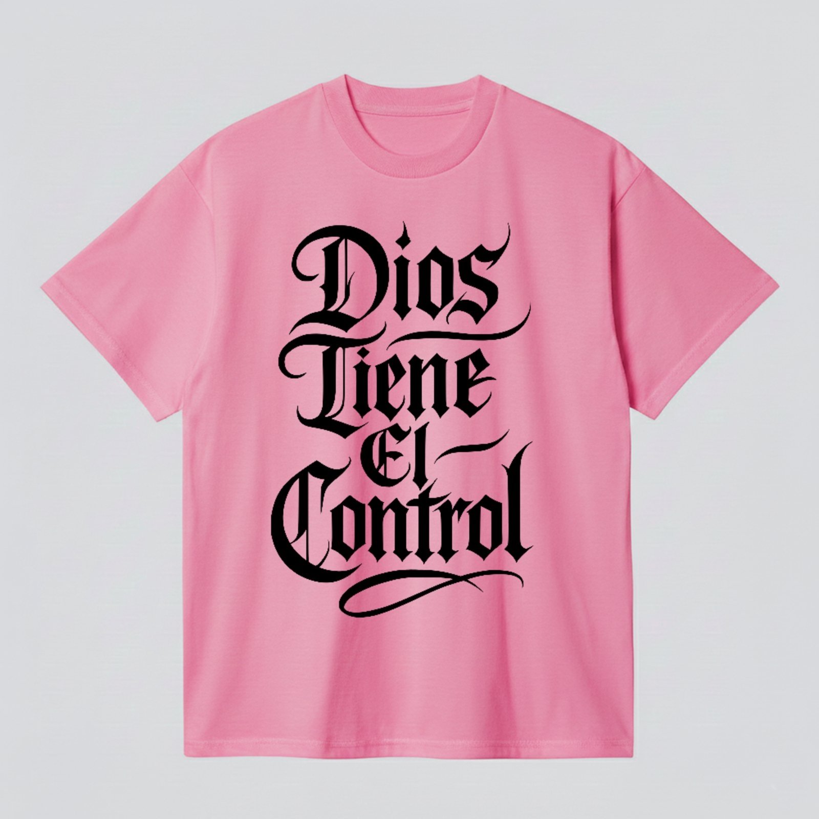 Camiseta Básica Frase Dios Tiene El Control Lettering Style Rosa
