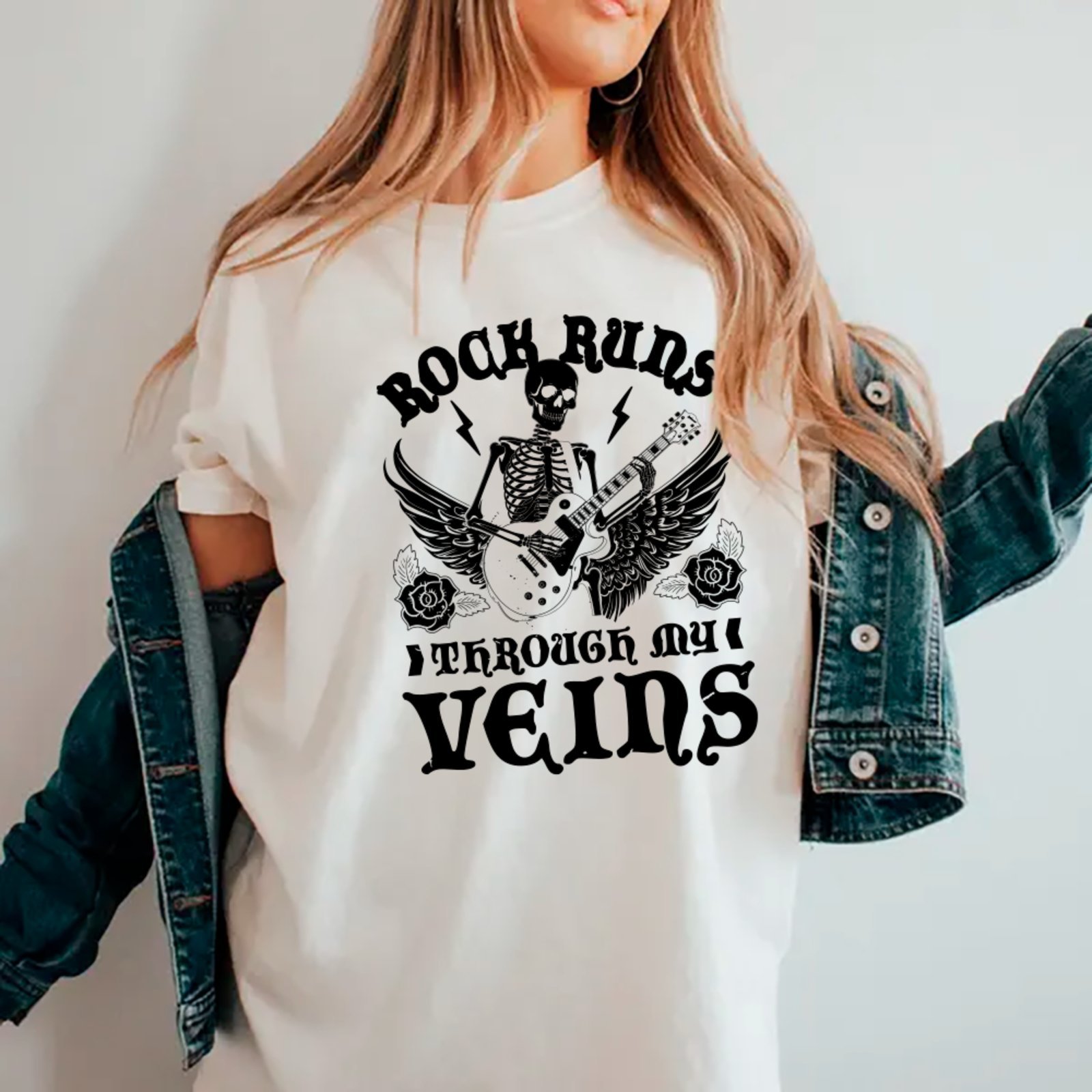 Camiseta Ousy Streetwear Rock Runs Through My Veins Oversized Unissex Branco