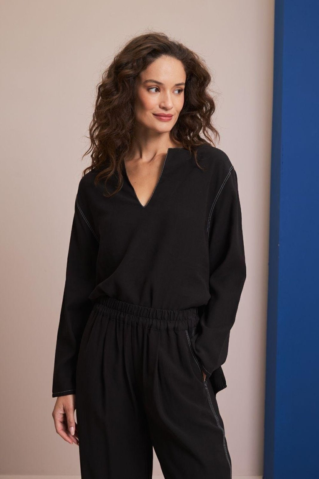 Blusa Com Detalhe Em Pespontos Contrastantes Carlota Costa Preto