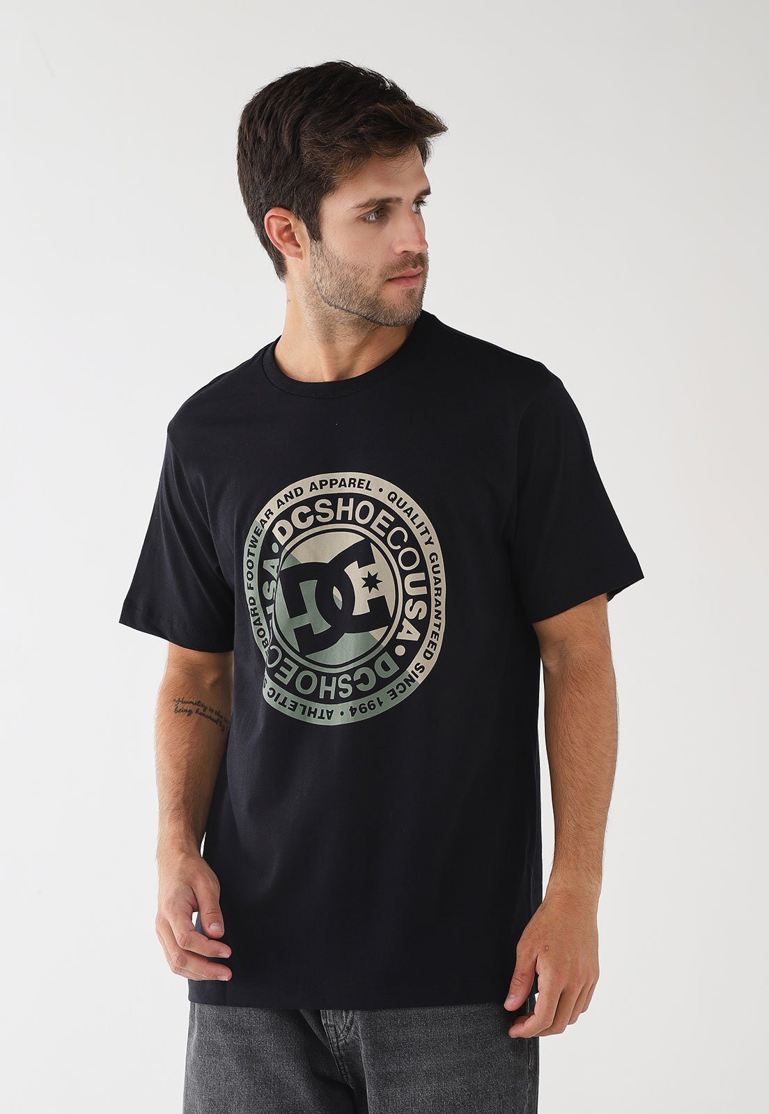 Camiseta Masculina DC Shoes Divide Preta