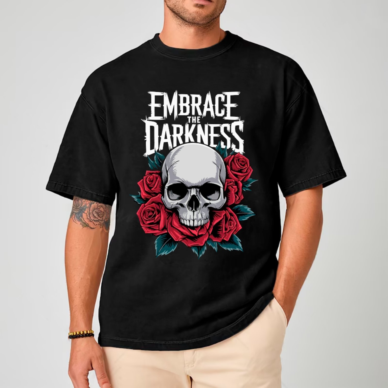 Camiseta Ousy Caveira e Frase Embrace The Darkness Oversized Unissex Preto
