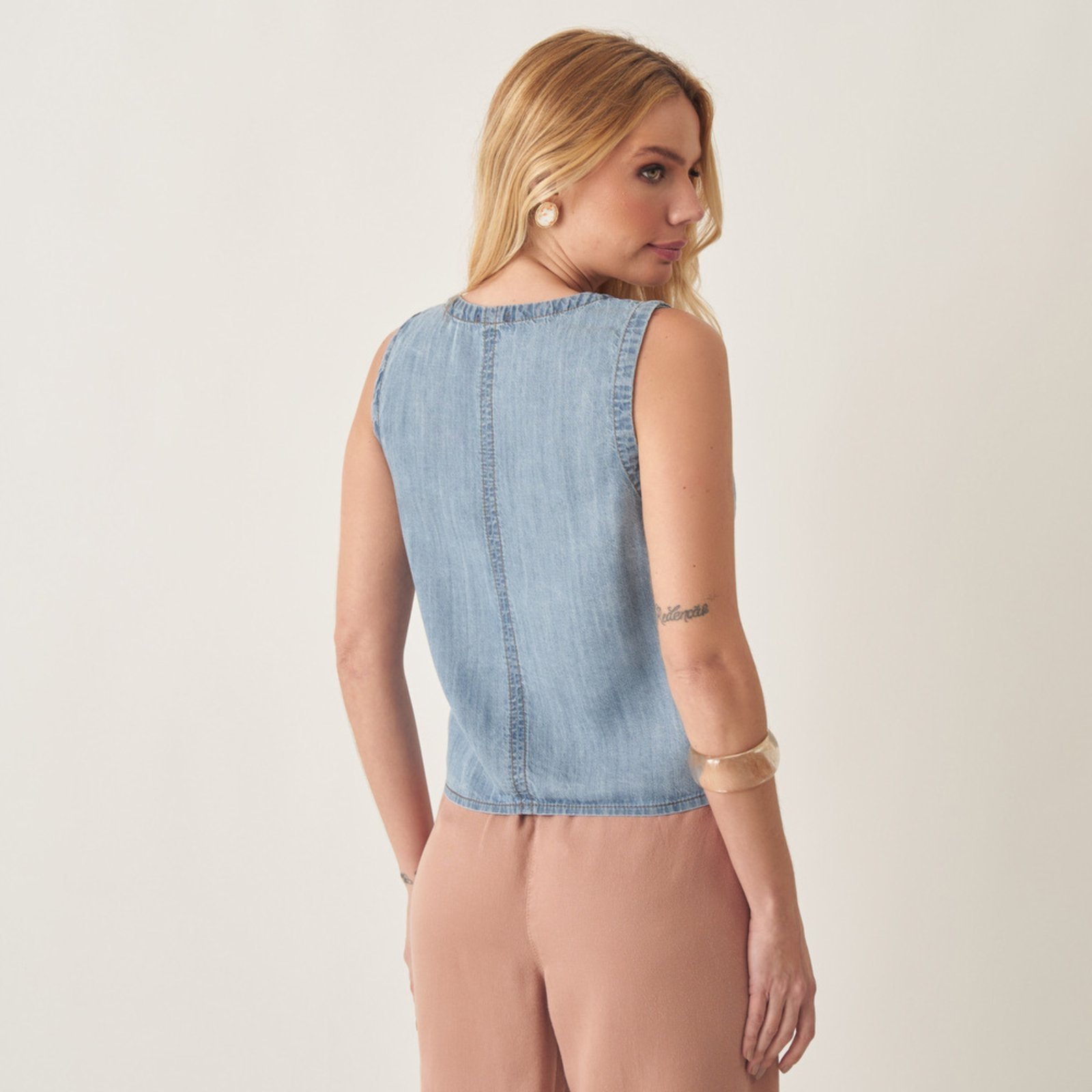 Vista 3 Colete Jeans Tencel com Recortes e Bolso Bloom azul