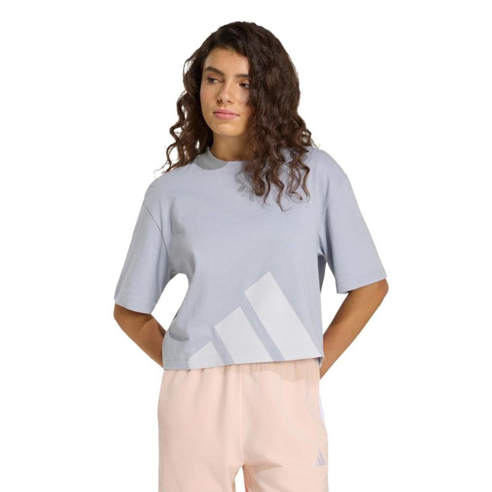 Camiseta Boyfriend Essentials Big Logo adidas Sportswear Cinza