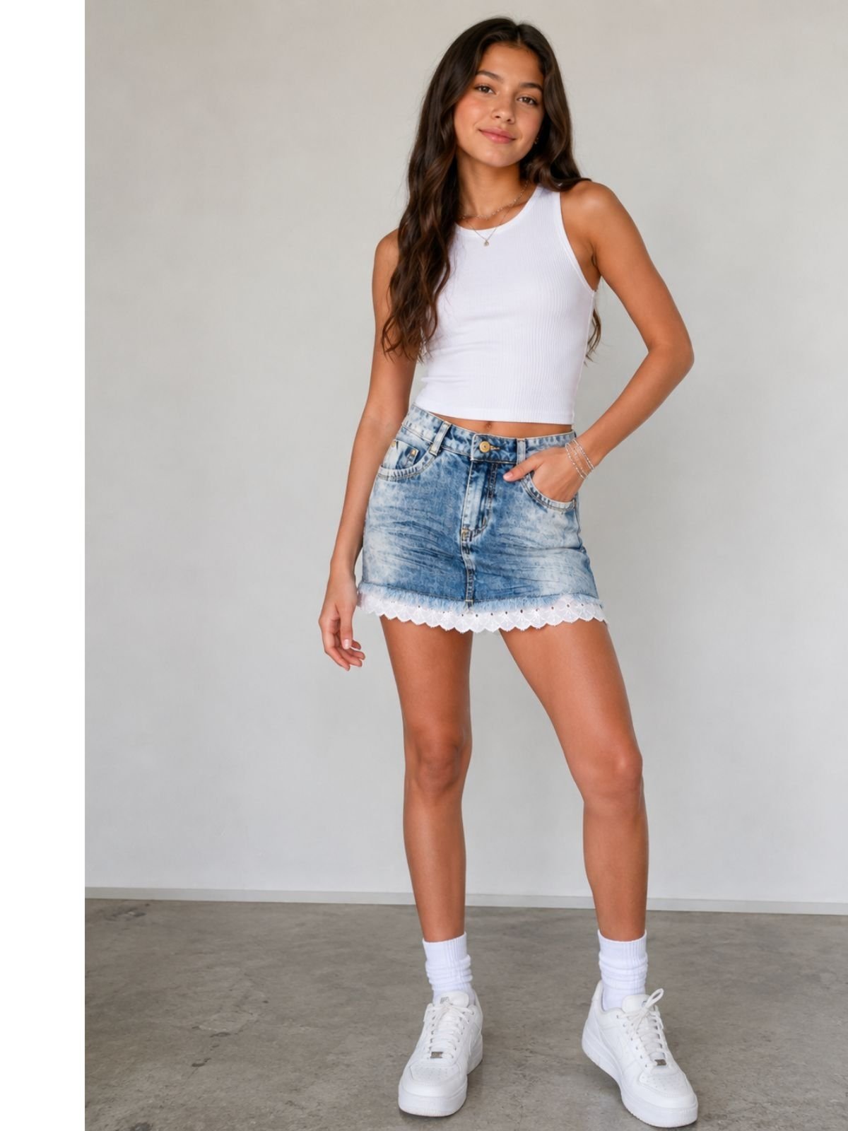 Mini Saia Juvenil em Jeans com Detalhe em Renda Shaft