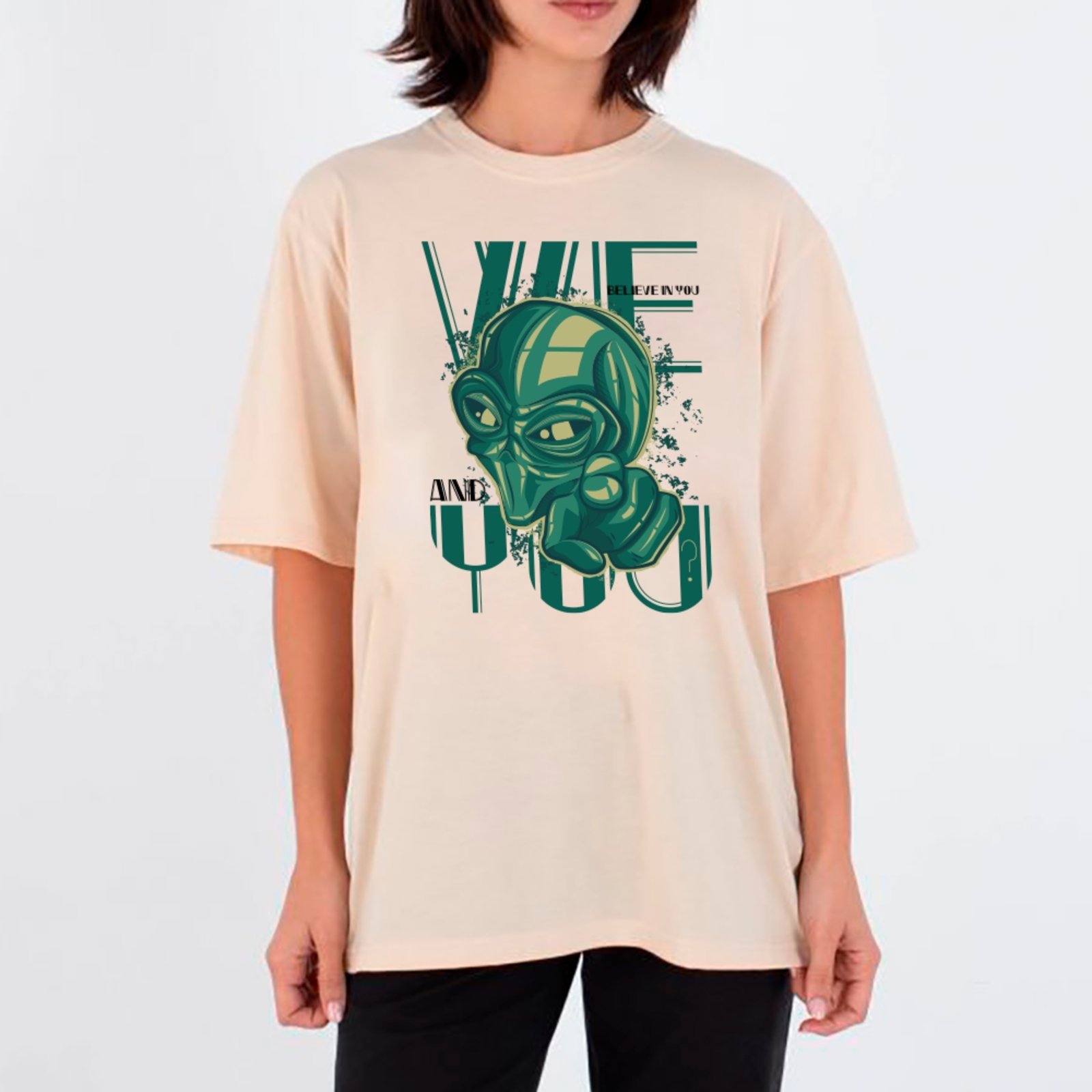 Camiseta Ousy We Believe In You Alien Oversized Unissex Off White