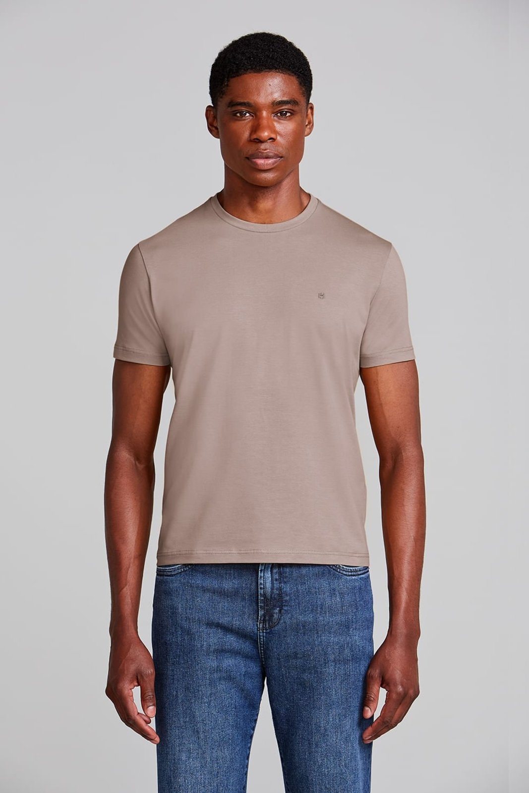 HIGHSTIL Camiseta Manga Curta Malha Básica Slim Fit - Marrom Castor