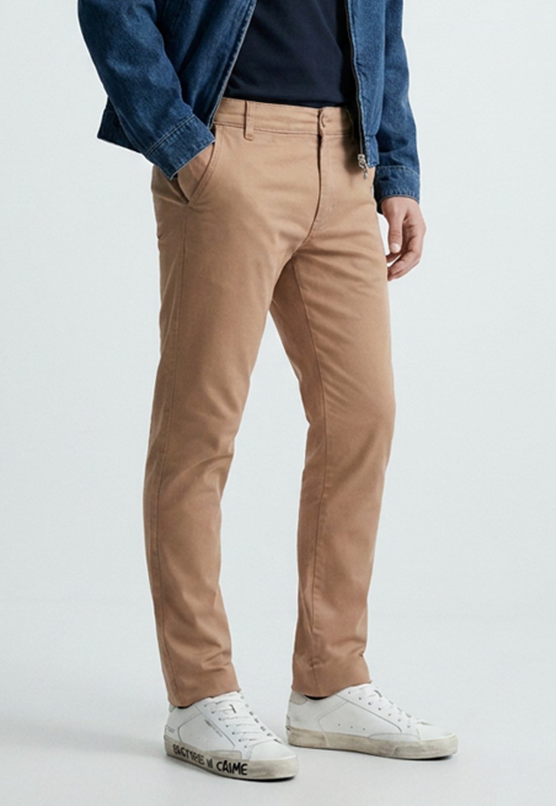 Calça Sarja Masculina Slim Fit com Elastano Cintura Média Bolso Social Caqui